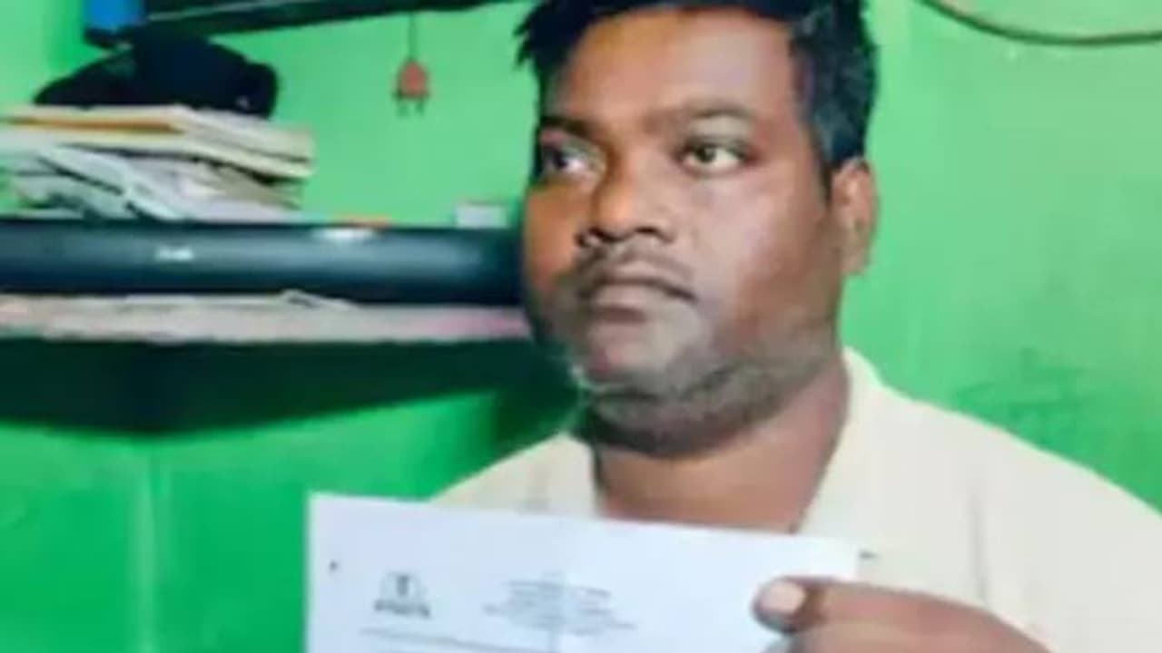 മാസം 10,000 രൂപ മാത്രം ശമ്പളമുള്ള തൊഴിലാളി, 2 കോടിയുടെ നോട്ടീസയച്ച് ഇൻകം ടാക്സ് മാസം 10,000 രൂപ മാത്രം ശമ്പളമുള്ള തൊഴിലാളി, 2 കോടിയുടെ നോട്ടീസയച്ച് ഇൻകം ടാക്സ്