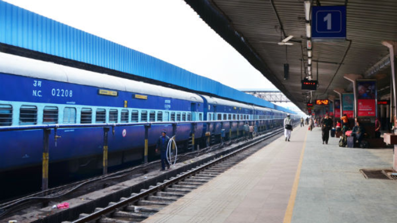 തത്കാൽ ടിക്കറ്റുകൾ കിട്ടുന്നില്ല; ഐആർസിടിസി വെബ്സൈറ്റിന് എന്ത് പറ്റിയെന്ന് യാത്രക്കാർ, തട്ടിപ്പെന്നും വിമർശനം