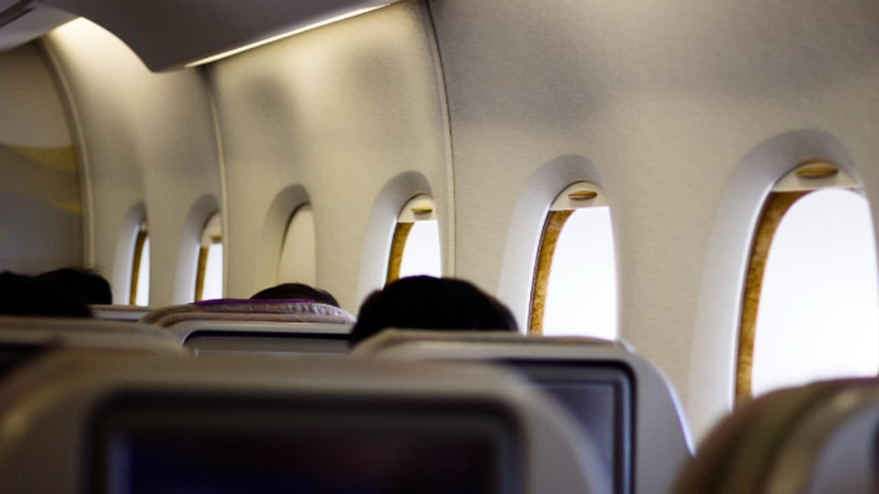 വീഡിയോ ഒന്ന് പോസ് ചെയ്യാനും നിർത്താനും കഴിയുന്നില്ല! ഞെട്ടി യാത്രക്കാര്‍, ആകാശത്തും ആകെ വിയർത്ത് ക്രൂ അംഗങ്ങൾ 