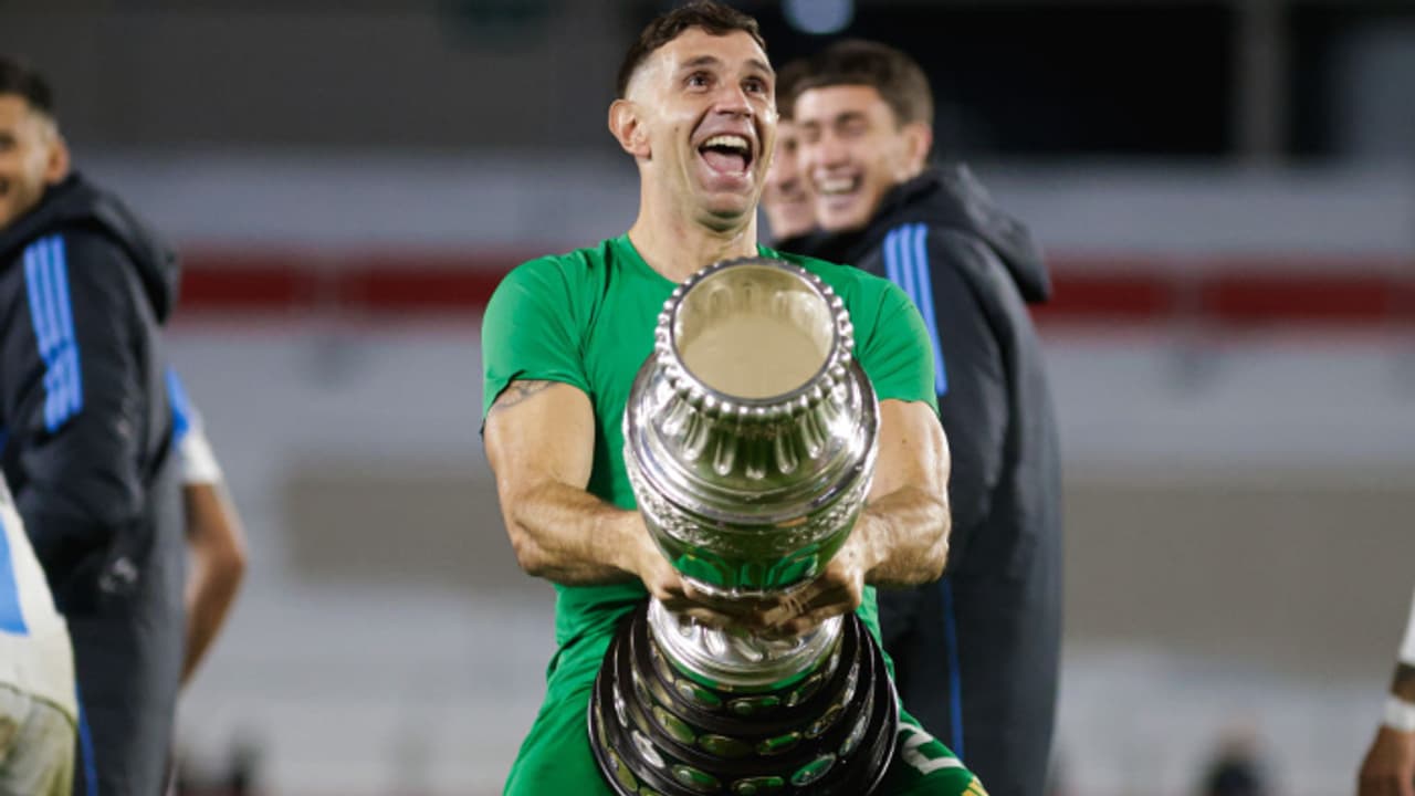 കളിക്കളത്തിലെ മോശം പെരുമാറ്റം; അര്ജന്റീന ഗോള് കീപ്പര് എമിലിയാനോ മാര്ട്ടനസിന് ഫിഫ വിലക്ക് കളിക്കളത്തിലെ മോശം പെരുമാറ്റം; അര്ജന്റീന ഗോള് കീപ്പര് എമിലിയാനോ മാര്ട്ടനസിന് ഫിഫ വിലക്ക്