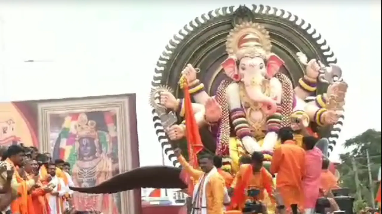 ಅದ್ದೂರಿಯಾಗಿ ಜರುಗಿದ ಏಷ್ಯಾದ 2ನೇ ಅತಿದೊಡ್ಡ ಹಿಂದೂ ಗಣೇಶನ ಬೃಹತ್ ಶೋಭಾಯಾತ್ರೆ!