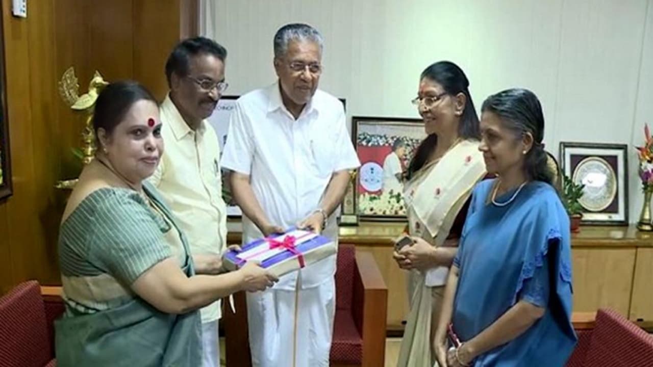 ഹേമകമ്മിറ്റി; കുറ്റവാളികളെ വെറുതെ വിടില്ലെന്ന് സർക്കാർ, 18 കേസുകളിൽ പ്രതികൾക്കായി അന്വേഷണമെന്ന് കോടതിയിൽ