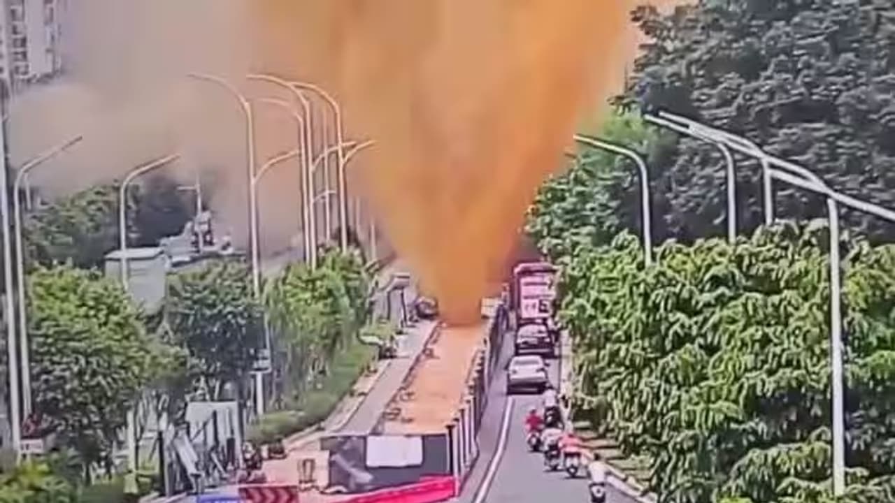 Viral Video: ನಡುರಸ್ತೆಯಲ್ಲೇ ಒಡೆದ ದೈತ್ಯ ಒಳಚರಂಡಿ ಪೈಪ್‌, ಜನರ ಮೇಲೆ 'ಮಲ' ಕಾರಂಜಿ!