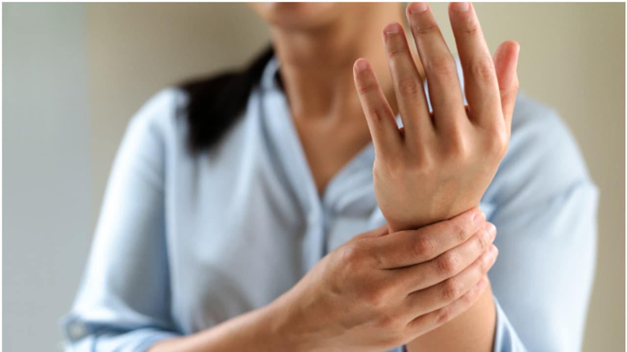 കയ്യിലെ തരിപ്പ്, വിളർച്ച; ശരീരം കാണിക്കുന്ന ഈ 5 സൂചനകൾ അവഗണിക്കരുതേ...