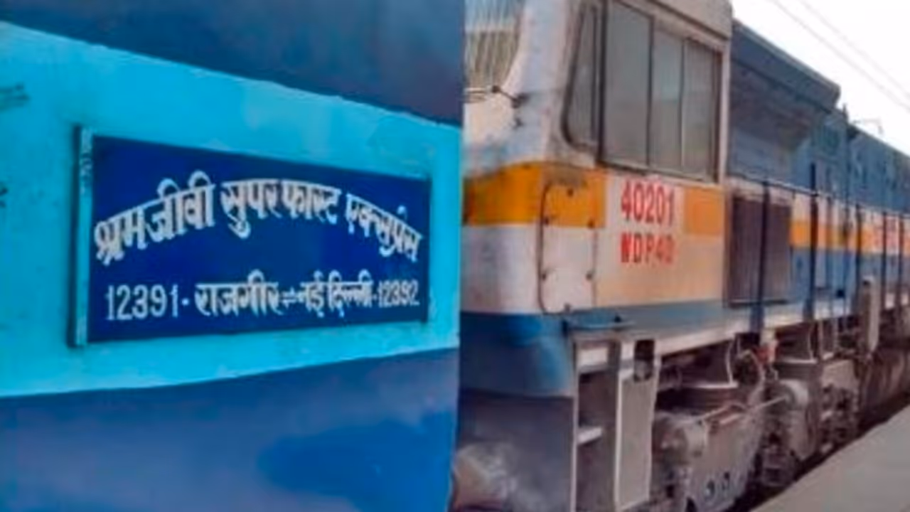 ರೈಲ್ವೆ ಪೊಲೀಸರಿಂದ ಶ್ರಮಜೀವಿ ಎಕ್ಸ್ಪ್ರೆಸ್ನಲ್ಲಿ ರೈಡ್ : ಟಾಯ್ಲೆಟ್ ಡೋರ್ ತೆಗೆದ ಪೊಲೀಸರಿಗೆ ಶಾಕ್ ರೈಲ್ವೆ ಪೊಲೀಸರಿಂದ ಶ್ರಮಜೀವಿ ಎಕ್ಸ್ಪ್ರೆಸ್ನಲ್ಲಿ ರೈಡ್ : ಟಾಯ್ಲೆಟ್ ಡೋರ್ ತೆಗೆದ ಪೊಲೀಸರಿಗೆ ಶಾಕ್