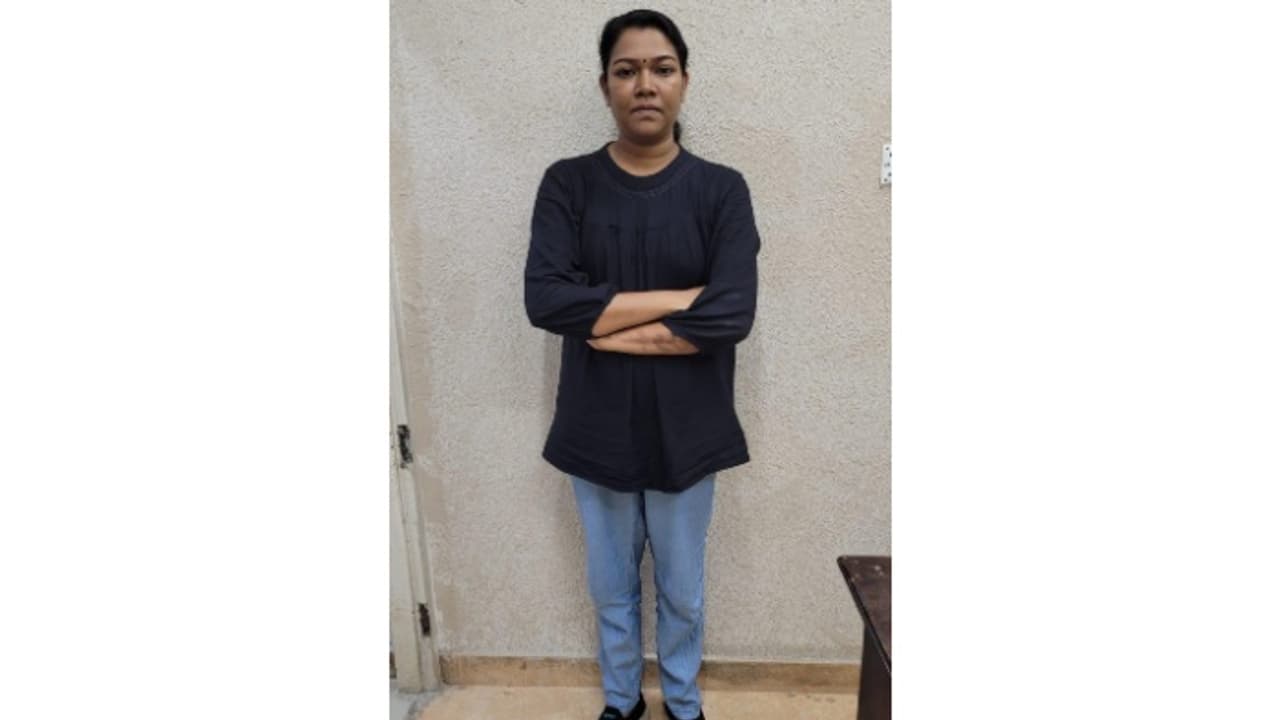 തപാൽ വകുപ്പിൽ ജോലി കിട്ടാൻ നൽകിയത് നാല് ലക്ഷം, ഒടുവിൽ ജോലിയുമില്ല, പണവുമില്ല; പരാതി നൽകിയതോടെ യുവതി പിടിയിൽ