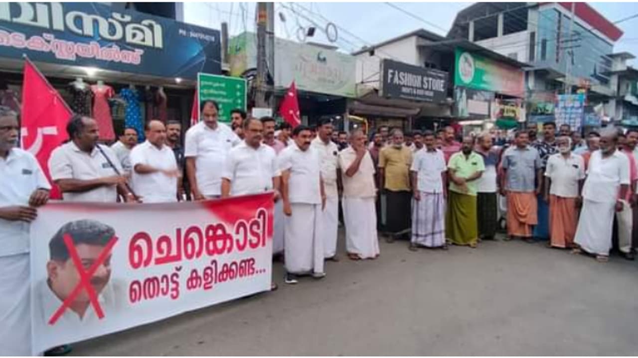 'ചെങ്കൊടി തൊട്ട് കളിക്കേണ്ട', മലപ്പുറം കടന്ന് പ്രതിഷേധം; അൻവറിനെതിരെ എറണാകുളത്തും വിവിധയിടങ്ങളിൽ പ്രതിഷേധം 'ചെങ്കൊടി തൊട്ട് കളിക്കേണ്ട', മലപ്പുറം കടന്ന് പ്രതിഷേധം; അൻവറിനെതിരെ എറണാകുളത്തും വിവിധയിടങ്ങളിൽ പ്രതിഷേധം