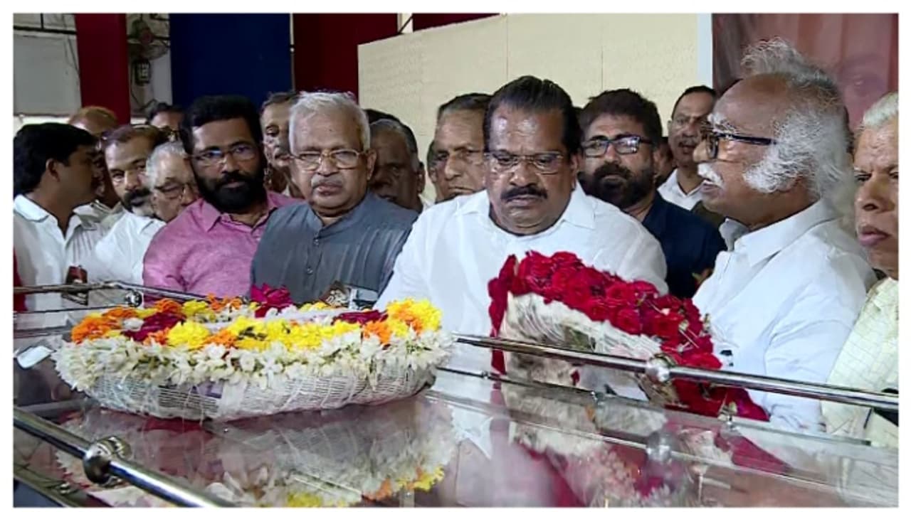 പുഷ്പന് അന്ത്യാഭിവാദ്യം അർപ്പിച്ച് നേതാക്കൾ; തലശ്ശേരിയിൽ പൊതുദർശനം തുടരുന്നു; സംസ്കാരം 5 മണിക്ക് പുഷ്പന് അന്ത്യാഭിവാദ്യം അർപ്പിച്ച് നേതാക്കൾ; തലശ്ശേരിയിൽ പൊതുദർശനം തുടരുന്നു; സംസ്കാരം 5 മണിക്ക്