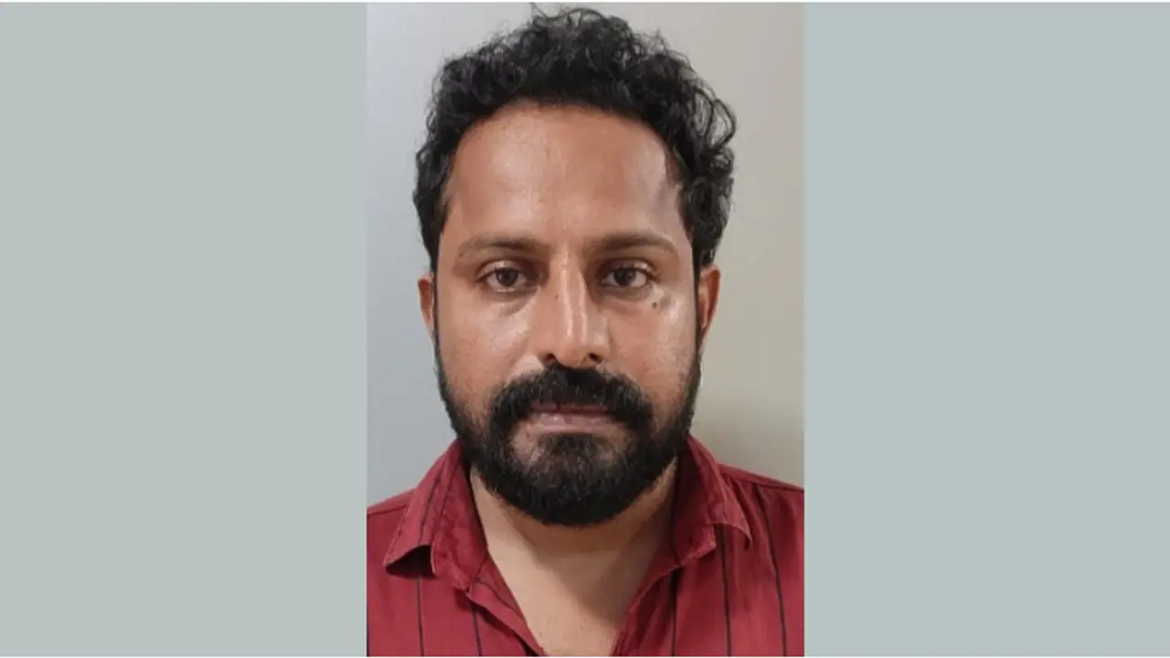 പ്രായപൂർത്തിയാകാത്ത പെൺകുട്ടിക്ക് നേരെ ലൈംഗികാതിക്രമം, അധ്യാപകനായ സിപിഎം ബ്രാഞ്ച് സെക്രട്ടറി അറസ്റ്റിൽ പ്രായപൂർത്തിയാകാത്ത പെൺകുട്ടിക്ക് നേരെ ലൈംഗികാതിക്രമം, അധ്യാപകനായ സിപിഎം ബ്രാഞ്ച് സെക്രട്ടറി അറസ്റ്റിൽ