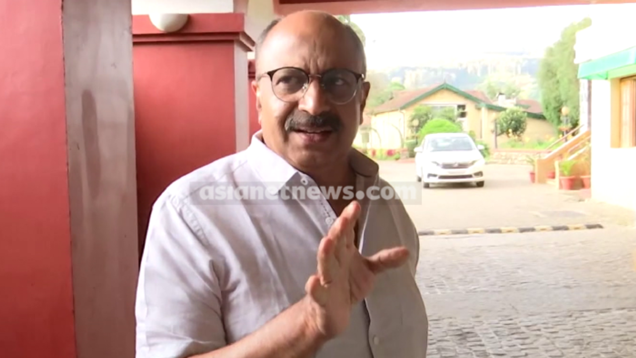 സിദ്ദിഖ് ഇപ്പോഴും ഒളിവിൽ തന്നെ, ഫോണും സ്വിച്ച് ഓഫ്; നോട്ടീസ് കിട്ടിയാൽ ഹാജരാകുമെന്ന് അഭിഭാഷകർ സിദ്ദിഖ് ഇപ്പോഴും ഒളിവിൽ തന്നെ, ഫോണും സ്വിച്ച് ഓഫ്; നോട്ടീസ് കിട്ടിയാൽ ഹാജരാകുമെന്ന് അഭിഭാഷകർ