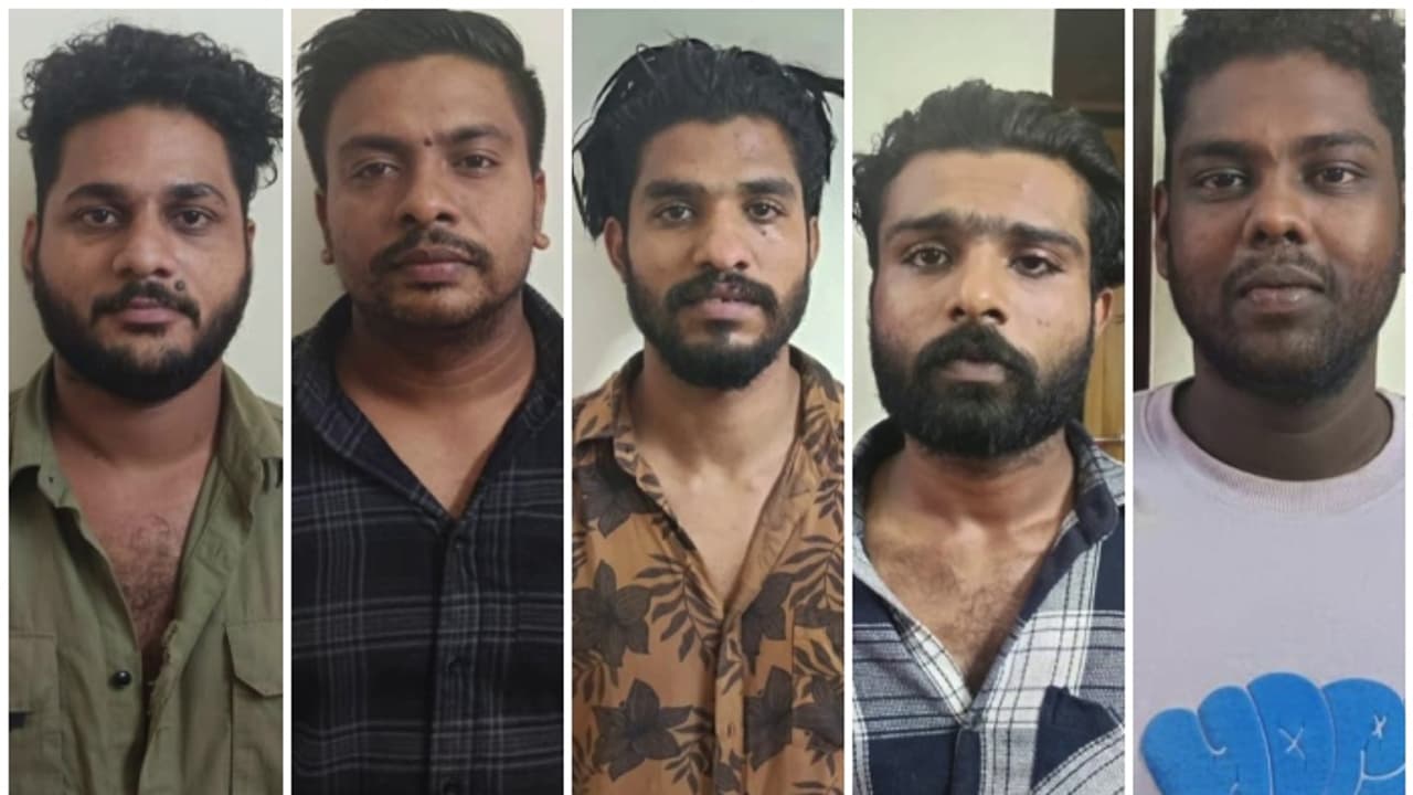 ഒരാൾ 22 കേസുകളിൽ പ്രതി, ദേശീയപാതയിൽ യാത്രക്കാരെ ആക്രമിച്ച് 2 കോടിയുടെ സ്വർണ്ണം കവർന്ന കേസിൽ 5 പേർ അറസ്റ്റിൽ ഒരാൾ 22 കേസുകളിൽ പ്രതി, ദേശീയപാതയിൽ യാത്രക്കാരെ ആക്രമിച്ച് 2 കോടിയുടെ സ്വർണ്ണം കവർന്ന കേസിൽ 5 പേർ അറസ്റ്റിൽ