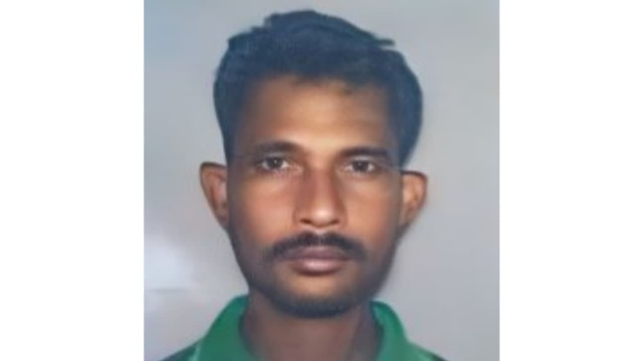 തെങ്ങ് വെട്ടുന്നതിനിടെ കടപുഴകി ശരീരത്തിൽ പതിച്ച് ഇതര സംസ്ഥാന തൊഴിലാളി മരിച്ചു തെങ്ങ് വെട്ടുന്നതിനിടെ കടപുഴകി ശരീരത്തിൽ പതിച്ച് ഇതര സംസ്ഥാന തൊഴിലാളി മരിച്ചു