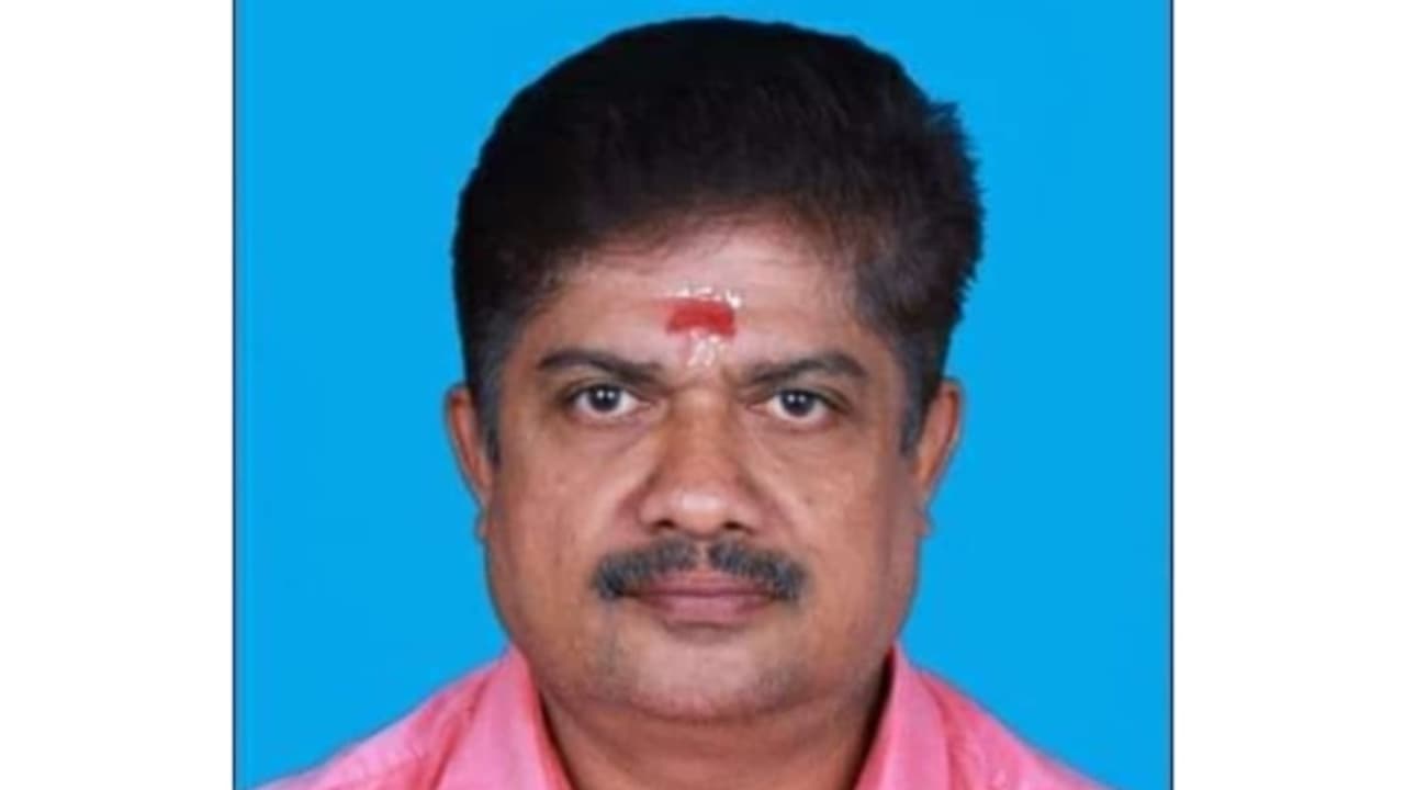 പോസ്റ്റിൽ തട്ടാതിരിക്കാൻ തിരിച്ചപ്പോൾ ഓട്ടോറിക്ഷ നിയന്ത്രണംവിട്ട് മറിഞ്ഞു; ഡ്രൈവർക്ക് ദാരുണാന്ത്യം പോസ്റ്റിൽ തട്ടാതിരിക്കാൻ തിരിച്ചപ്പോൾ ഓട്ടോറിക്ഷ നിയന്ത്രണംവിട്ട് മറിഞ്ഞു; ഡ്രൈവർക്ക് ദാരുണാന്ത്യം