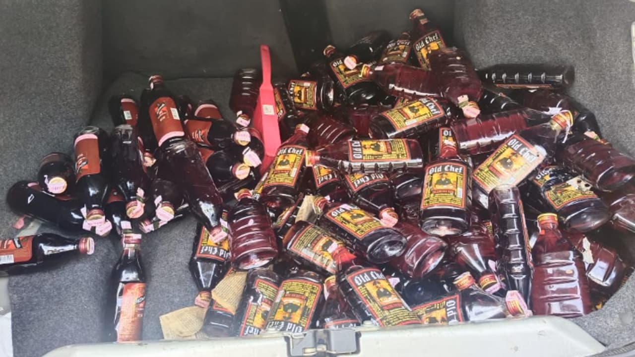 ആളെ ഇടിച്ച കാര് പൊലീസ് പൊക്കി, ഉടമക്ക് വിട്ടുകൊടുക്കും മുമ്പ് വെറുതെ പരിശോധിച്ചു, അകത്ത് 120 കുപ്പി മദ്യം ആളെ ഇടിച്ച കാര് പൊലീസ് പൊക്കി, ഉടമക്ക് വിട്ടുകൊടുക്കും മുമ്പ് വെറുതെ പരിശോധിച്ചു, അകത്ത് 120 കുപ്പി മദ്യം