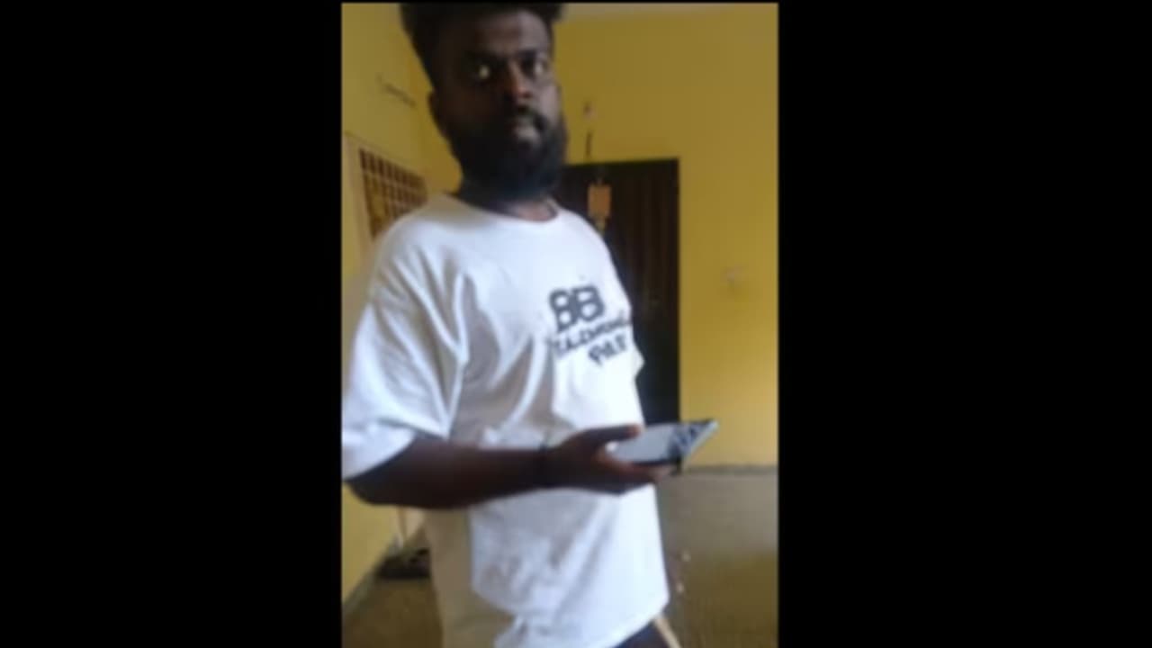 ബിഗ് ബില്യൻ ഡേയിൽ വാങ്ങിയ ഐഫോൺ വന്നത് 'വലിയ പെട്ടിയിൽ'; വീഡിയോ ഇല്ലെങ്കിൽ പറ്റിക്കപ്പെടുമായിരുന്നെന്ന് യുവതി ബിഗ് ബില്യൻ ഡേയിൽ വാങ്ങിയ ഐഫോൺ വന്നത് 'വലിയ പെട്ടിയിൽ'; വീഡിയോ ഇല്ലെങ്കിൽ പറ്റിക്കപ്പെടുമായിരുന്നെന്ന് യുവതി