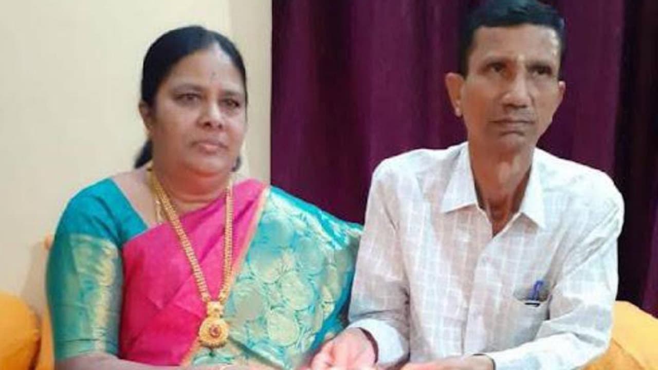 ದಂಪತಿಗಳು ಸಾವಿನಲ್ಲೂ ಒಂದಾದ ಅಪೂರ್ವ ಘಟನೆ: ಹೃದಯಾಘಾತದಿಂದ ಪತಿ, ಪತ್ನಿ ಇಬ್ಬರು ಸಾವು ದಂಪತಿಗಳು ಸಾವಿನಲ್ಲೂ ಒಂದಾದ ಅಪೂರ್ವ ಘಟನೆ: ಹೃದಯಾಘಾತದಿಂದ ಪತಿ, ಪತ್ನಿ ಇಬ್ಬರು ಸಾವು