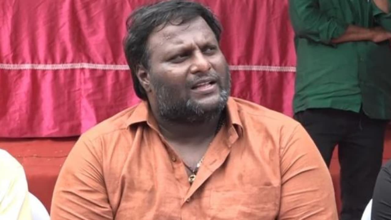 இயக்குனர் மோகன்.. பிரசாதம் குறித்த சர்ச்சை பதிவு உயர்நீதிமன்ற மதுரைக் கிளை போட்ட அதிரடி உத்தரவு! இயக்குனர் மோகன்.. பிரசாதம் குறித்த சர்ச்சை பதிவு உயர்நீதிமன்ற மதுரைக் கிளை போட்ட அதிரடி உத்தரவு!