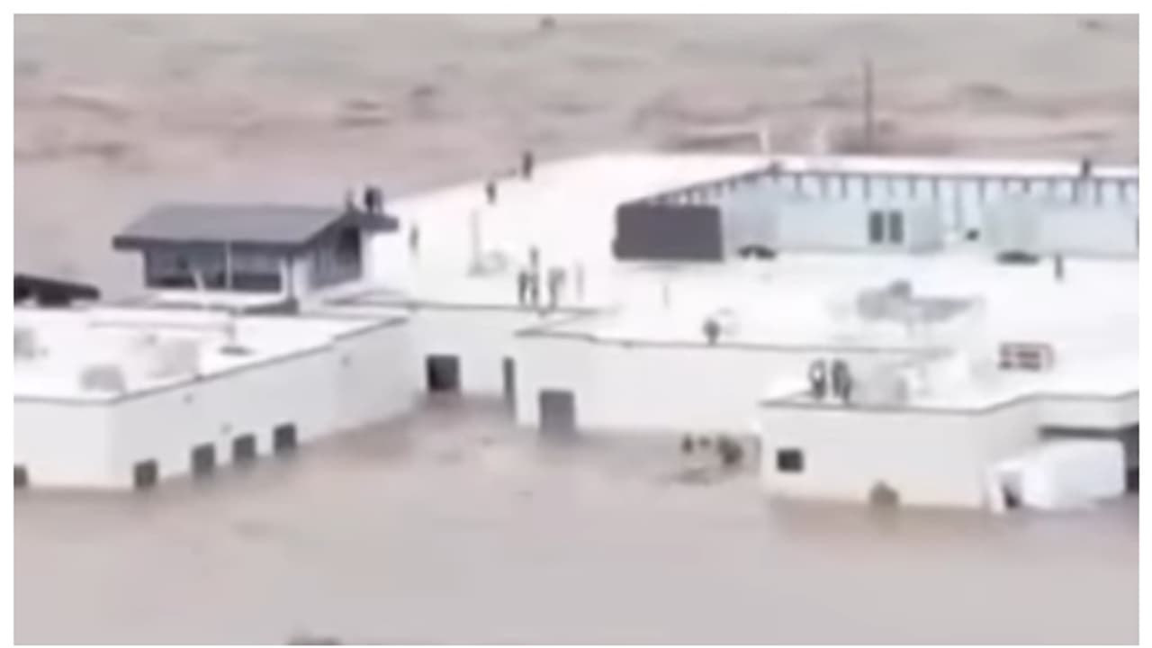 ചുറ്റം കടൽ പോലെ ഒഴുകുന്ന നദി, ആശുപത്രി മേൽക്കൂരയില് കുടുങ്ങിയത് 54 പേര്; ഹെലന് ചുഴലിക്കാറ്റ് വീഡിയോ വൈറൽ ചുറ്റം കടൽ പോലെ ഒഴുകുന്ന നദി, ആശുപത്രി മേൽക്കൂരയില് കുടുങ്ങിയത് 54 പേര്; ഹെലന് ചുഴലിക്കാറ്റ് വീഡിയോ വൈറൽ