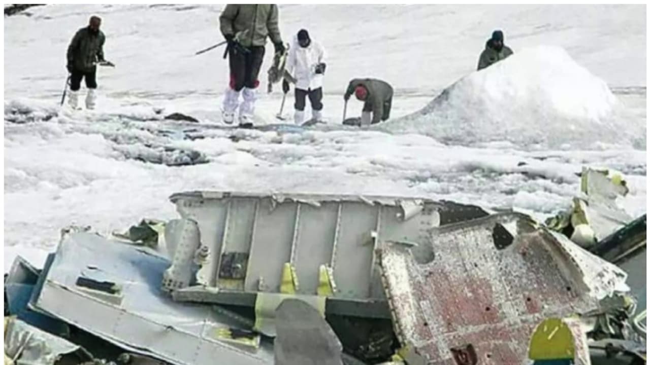 മഞ്ഞുമലയിൽ കണ്ടെത്തിയ മലയാളി സൈനികന്റെ മൃതദേഹം നാട്ടിലെത്തിക്കും, അന്തിമ അറിയിപ്പ് ഇന്ന് കുടുംബത്തിന് ലഭിക്കും മഞ്ഞുമലയിൽ കണ്ടെത്തിയ മലയാളി സൈനികന്റെ മൃതദേഹം നാട്ടിലെത്തിക്കും, അന്തിമ അറിയിപ്പ് ഇന്ന് കുടുംബത്തിന് ലഭിക്കും