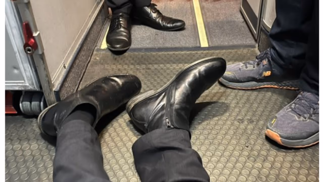 വീൽ ചെയ‌ർ നൽകിയില്ല, വിമാനത്തിനുള്ളിൽ ഇഴഞ്ഞ് വാഷ്റൂമിൽ പോകേണ്ട അവസ്ഥ വിവരിച്ച് യാത്രക്കാരൻ; കമ്പനിക്ക് വിമർശനം