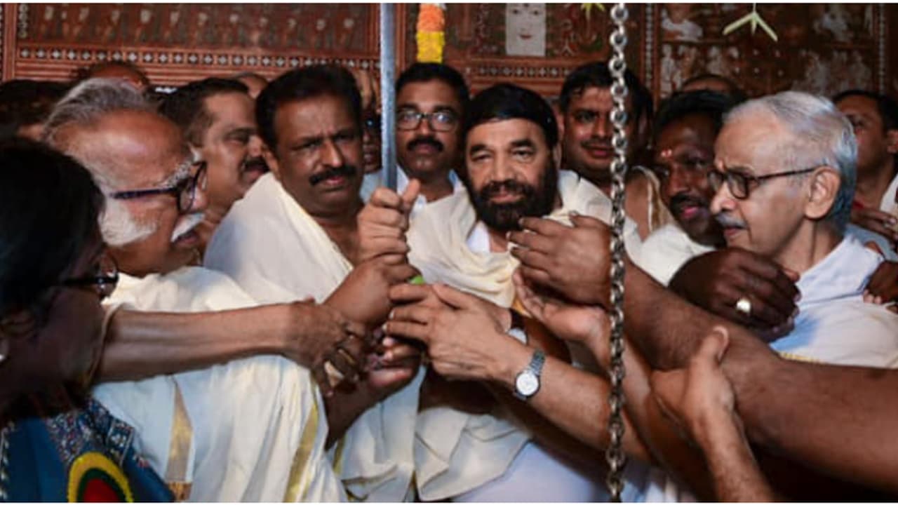 ഉപ്പിരിക്ക മാളികയിൽ ഉടവാൾ ഏറ്റുവാങ്ങി മന്ത്രി; ഘോഷയാത്ര തലസ്ഥാനത്തേക്ക് പുറപ്പെട്ടു, നാളെ വമ്പൻ സ്വീകരണം ഉപ്പിരിക്ക മാളികയിൽ ഉടവാൾ ഏറ്റുവാങ്ങി മന്ത്രി; ഘോഷയാത്ര തലസ്ഥാനത്തേക്ക് പുറപ്പെട്ടു, നാളെ വമ്പൻ സ്വീകരണം