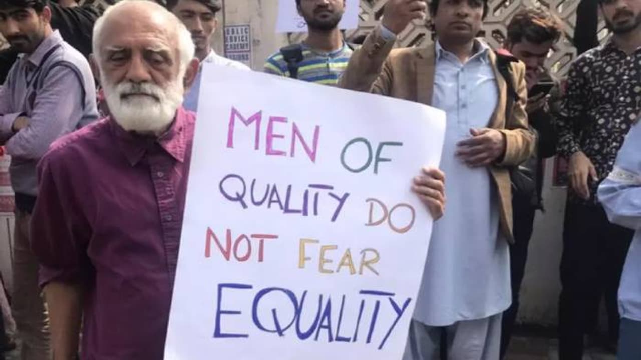 കണ്ടുപഠിക്കണം; ​'ഗുണവാനായ പുരുഷൻ സ്ത്രീ പുരുഷ സമത്വത്തെ ഭയക്കില്ല', വനിതാമാര്‍ച്ചില്‍ ഒരു പുരുഷന്‍