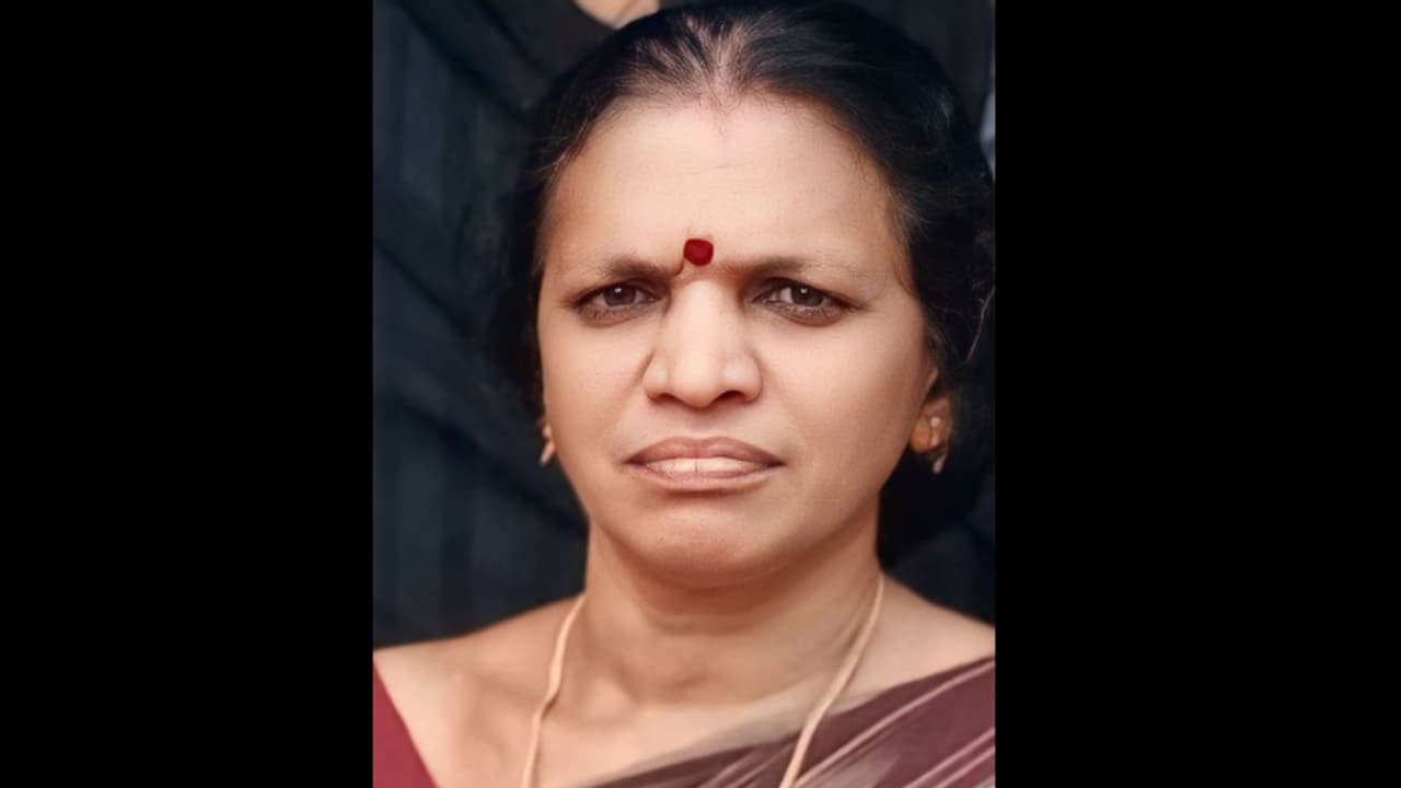 റോഡ് മുറിച്ച് കടക്കുന്നതിനിടെ അമ്മയെയും മകളെയും കാറിടിച്ച് തെറിപ്പിച്ചു; ചികിത്സയിലായിരുന്ന വീട്ടമ്മ മരിച്ചു