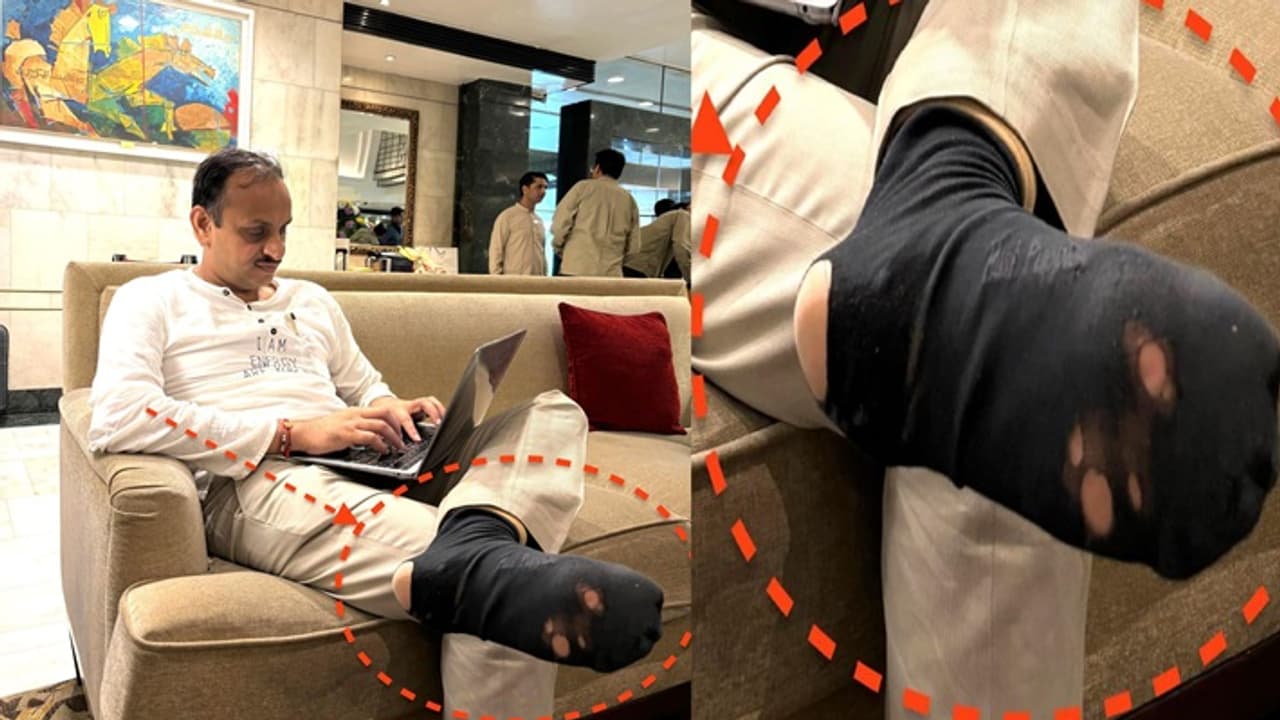 ಹರಿದ ಸಾಕ್ಸ್ ಧರಿಸಿ ಟ್ರೋಲ್ ಆದ ಶ್ರೀಮಂತ ಪ್ರೊಫೆಸರ್, ನೀಡಿದ ಉತ್ತರಕ್ಕೆ ಎಲ್ಲರೂ ಸೈಲೆಂಟ್! ಹರಿದ ಸಾಕ್ಸ್ ಧರಿಸಿ ಟ್ರೋಲ್ ಆದ ಶ್ರೀಮಂತ ಪ್ರೊಫೆಸರ್, ನೀಡಿದ ಉತ್ತರಕ್ಕೆ ಎಲ್ಲರೂ ಸೈಲೆಂಟ್!