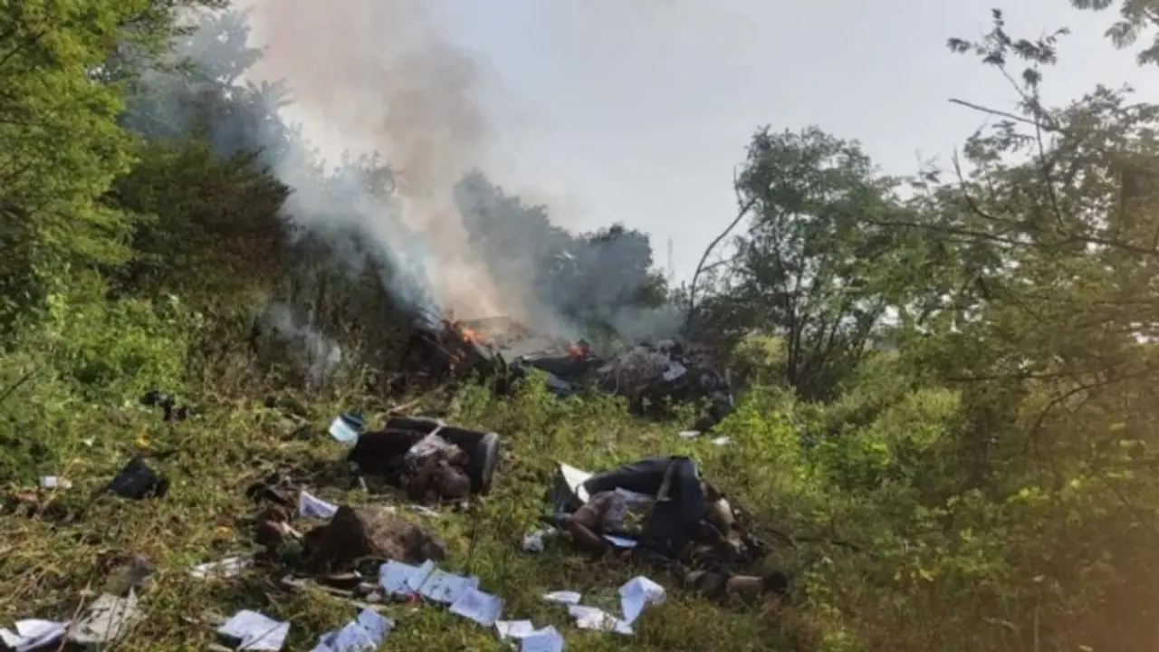 പൂനെയിൽ ഹെലികോപ്റ്റർ തകർന്നുവീണ് 3 പേർ മരിച്ചു 