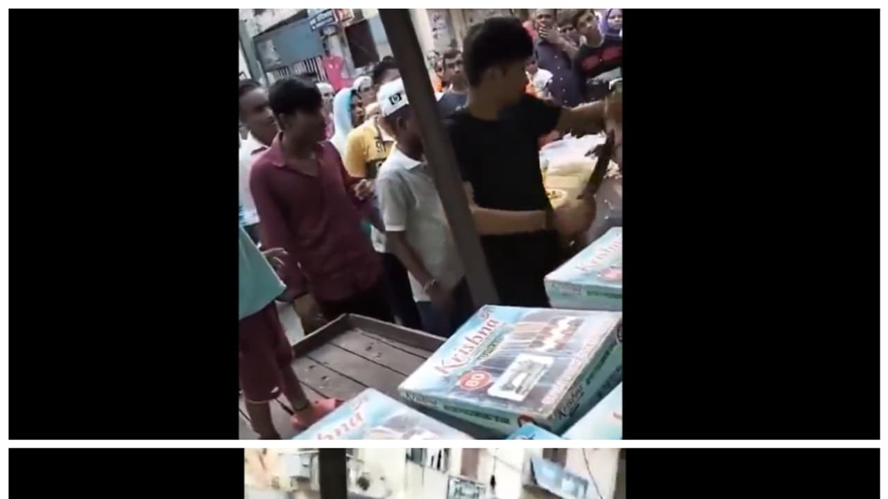 Delhi HORROR! Man brandishes knife, threatens to stab woman during argument as crowd watches (WATCH) Delhi HORROR! Man brandishes knife, threatens to stab woman during argument as crowd watches (WATCH)