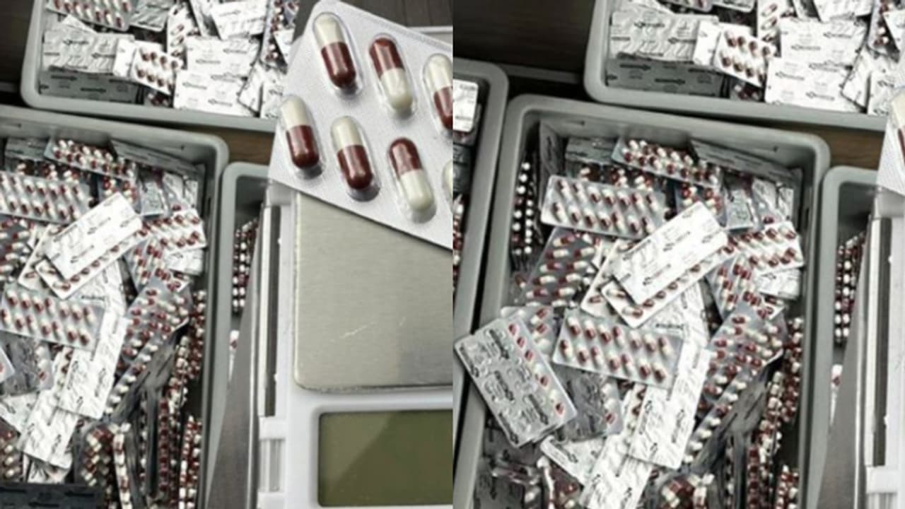 എയർപോർട്ട് വഴി കൊണ്ടുപോയ കാർഡ്ബോർഡ് പാക്കേജിൽ സംശയം; തുറന്ന് നോക്കി, ഹെഡ്ലൈറ്റിനുള്ളിൽ 8.7 കിലോ ലഹരിമരുന്ന് എയർപോർട്ട് വഴി കൊണ്ടുപോയ കാർഡ്ബോർഡ് പാക്കേജിൽ സംശയം; തുറന്ന് നോക്കി, ഹെഡ്ലൈറ്റിനുള്ളിൽ 8.7 കിലോ ലഹരിമരുന്ന്