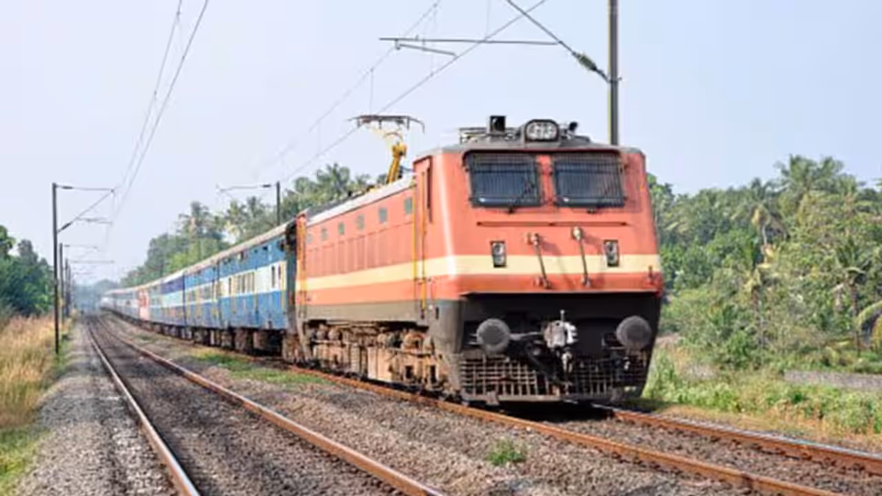 കൊല്ലം എറണാകുളം റൂട്ടിൽ പുതിയ സ്പെഷൽ ട്രെയിൻ സർവീസ്; തിങ്കൾ മുതൽ വെള്ളി വരെ സർവീസ് കൊല്ലം എറണാകുളം റൂട്ടിൽ പുതിയ സ്പെഷൽ ട്രെയിൻ സർവീസ്; തിങ്കൾ മുതൽ വെള്ളി വരെ സർവീസ്