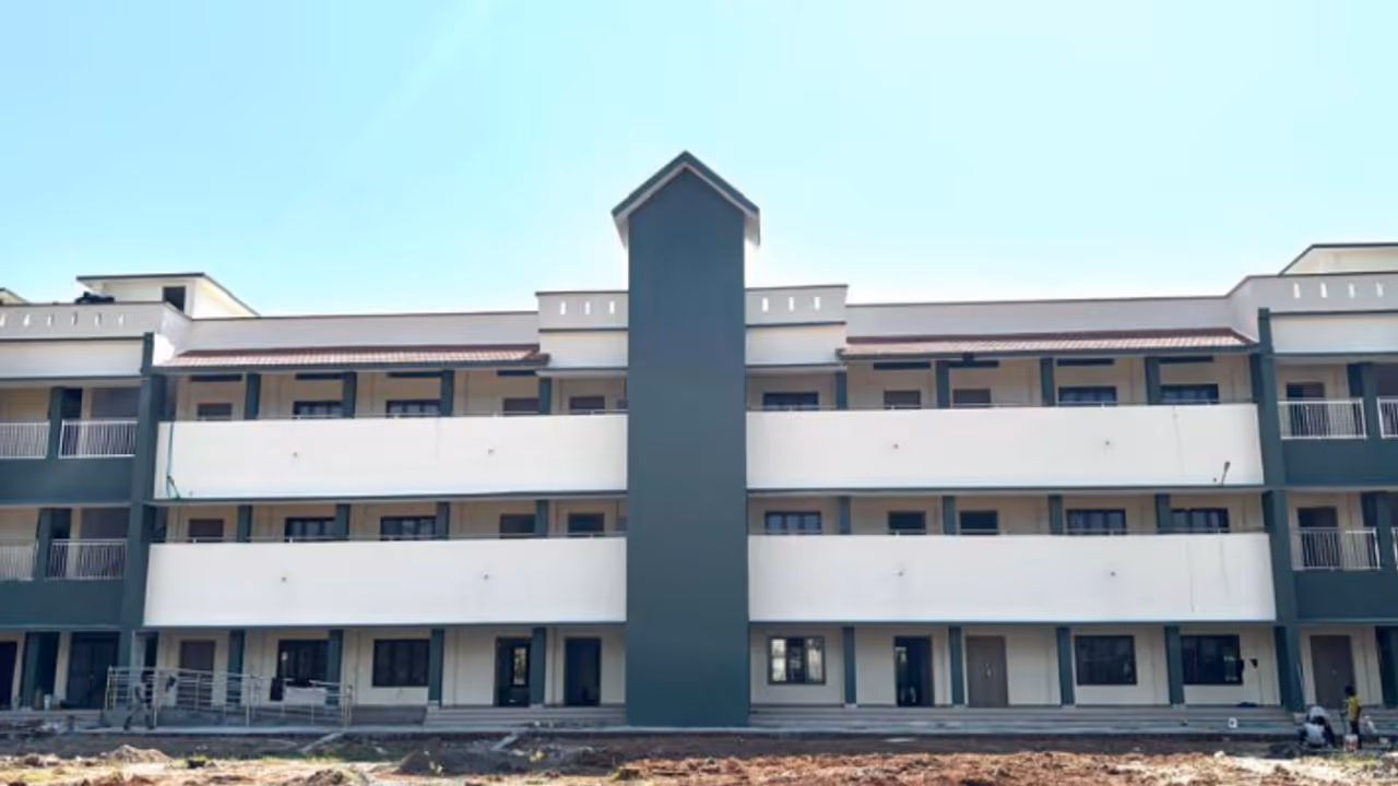 മൂന്ന് നിലകളിൽ 18 ക്ലാസ് മുറികൾ, 8ടോയ്ലെറ്റുകൾ; വരുന്ന 5ന് ഉദ്ഘാടനം, മാട്ടൂൽ ഗവ. എച്ച്എസ്എസിന് പുതിയ കെട്ടിടം മൂന്ന് നിലകളിൽ 18 ക്ലാസ് മുറികൾ, 8ടോയ്ലെറ്റുകൾ; വരുന്ന 5ന് ഉദ്ഘാടനം, മാട്ടൂൽ ഗവ. എച്ച്എസ്എസിന് പുതിയ കെട്ടിടം