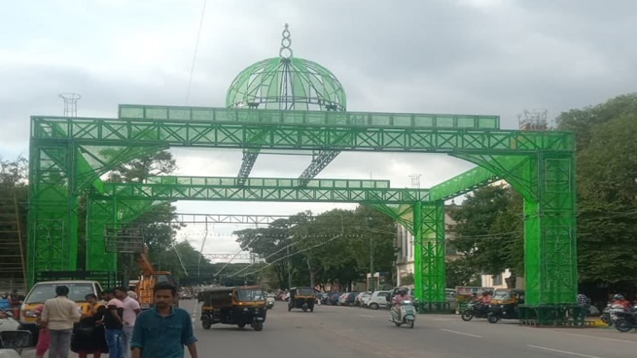 ವಿಶ್ವವಿಖ್ಯಾತ ಮೈಸೂರು ದಸರಾ: ಮತ್ತೆ ಮುನ್ನೆಲೆಗೆ ಬಂದ ‘ಗುಂಬಜ್’ ಮಾದರಿ ವಿವಾದ! ವಿಶ್ವವಿಖ್ಯಾತ ಮೈಸೂರು ದಸರಾ: ಮತ್ತೆ ಮುನ್ನೆಲೆಗೆ ಬಂದ ‘ಗುಂಬಜ್’ ಮಾದರಿ ವಿವಾದ!