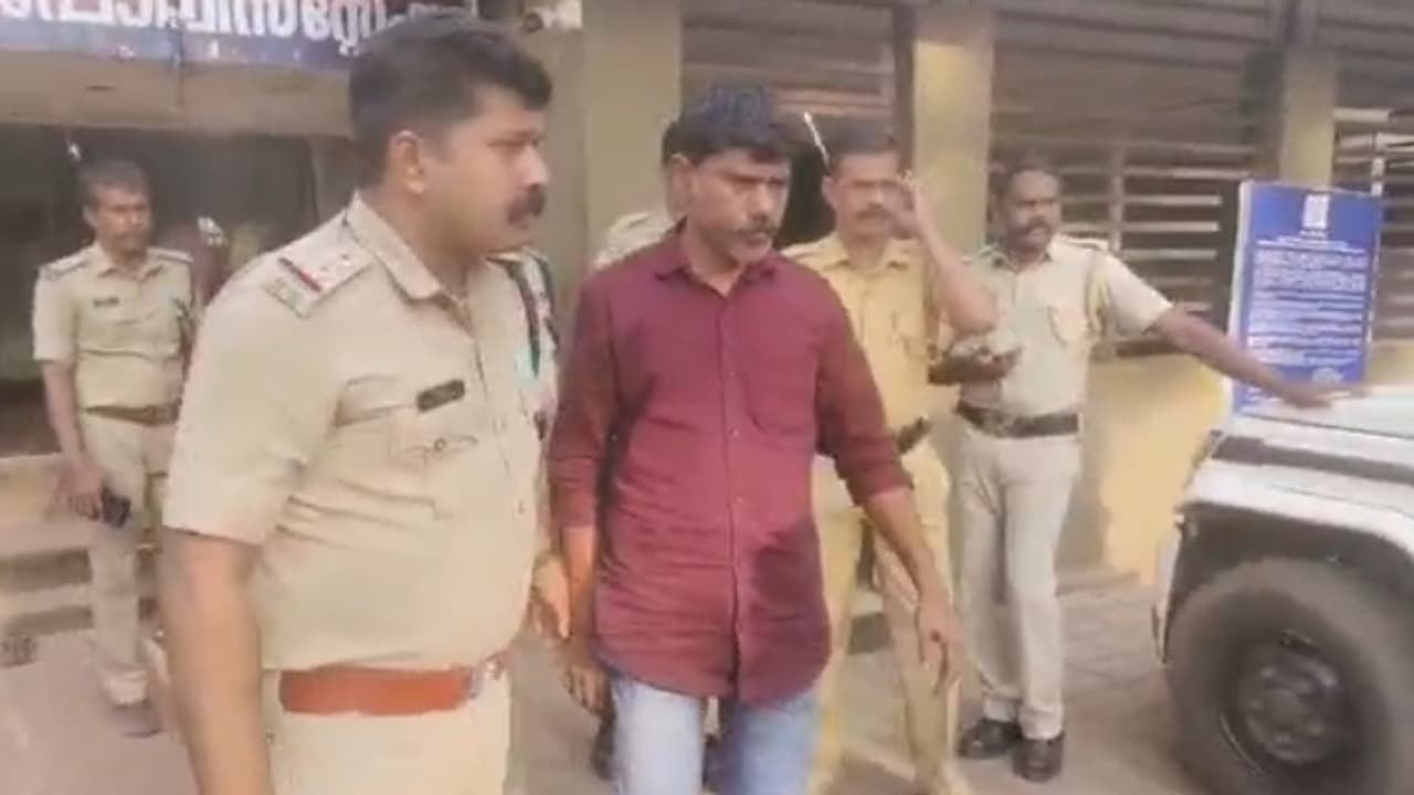 പയ്യന്നൂരിൽ സ്വർണ്ണം നൽകാമെന്ന് വിശ്വസിപ്പിച്ച് സ്വകാര്യ ധനകാര്യ സ്ഥാപനത്തിന്റെ പണം തട്ടിയെടുത്തയാൾ പിടിയിൽ പയ്യന്നൂരിൽ സ്വർണ്ണം നൽകാമെന്ന് വിശ്വസിപ്പിച്ച് സ്വകാര്യ ധനകാര്യ സ്ഥാപനത്തിന്റെ പണം തട്ടിയെടുത്തയാൾ പിടിയിൽ