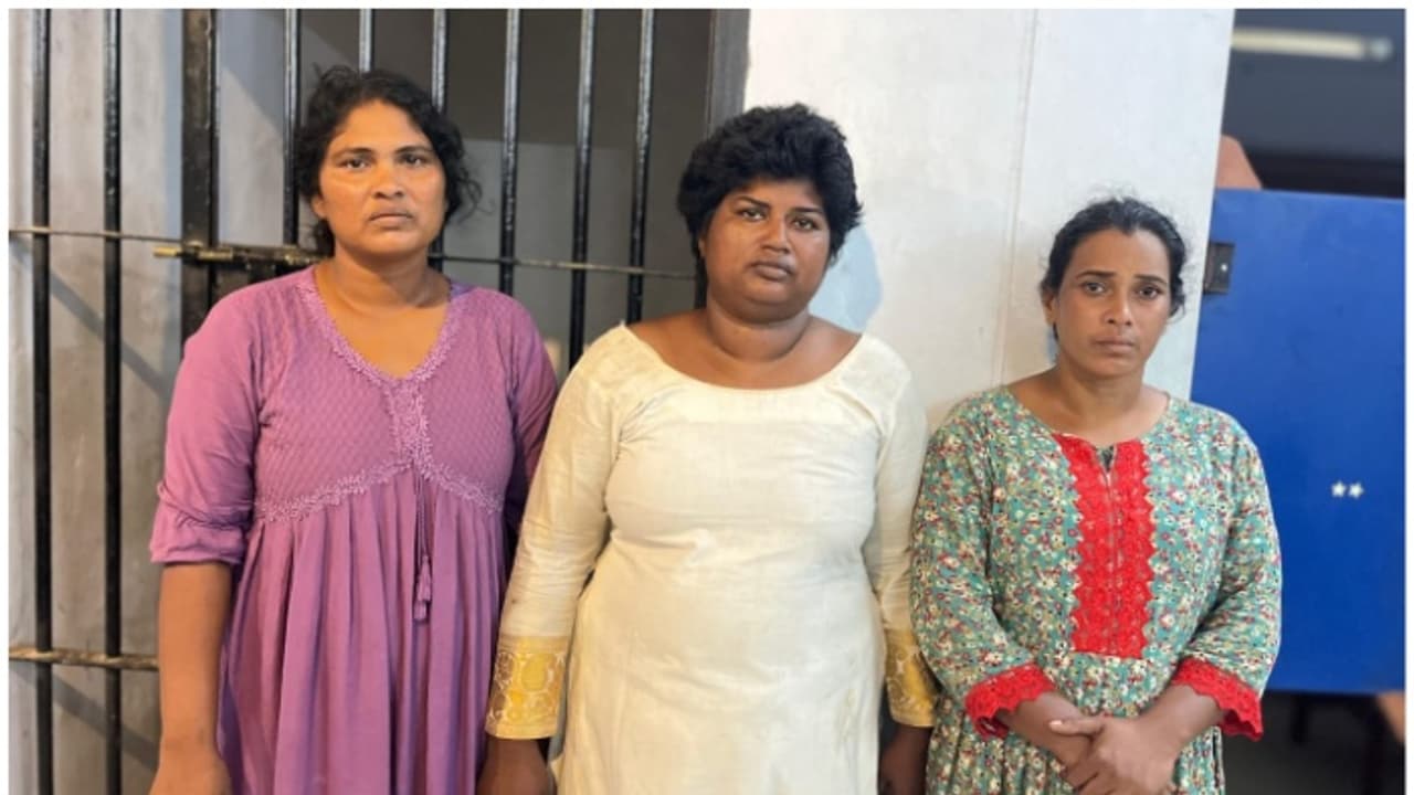 ബസിൽ നിന്നിറങ്ങാൻ നേരം കൃത്രിമ തിരക്ക്, കഴുത്തിൽ എന്തോ വലിക്കുന്നതുപോലെ തോന്നി; മാല പൊട്ടിച്ച സ്ത്രീകൾ പിടിയിൽ ബസിൽ നിന്നിറങ്ങാൻ നേരം കൃത്രിമ തിരക്ക്, കഴുത്തിൽ എന്തോ വലിക്കുന്നതുപോലെ തോന്നി; മാല പൊട്ടിച്ച സ്ത്രീകൾ പിടിയിൽ