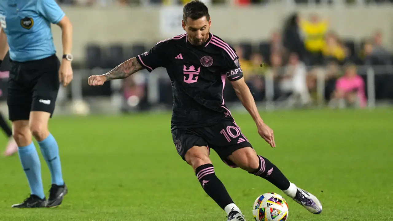 രണ്ട് ഗോളുകള്, കളം നിറഞ്ഞ് മെസി! കരിയറിലെ 46 ാം കിരീടം, മയാമിയെ എംഎല്എസ് ഷീല്ഡിലേക്ക് നയിച്ച് ഇതിഹാസം രണ്ട് ഗോളുകള്, കളം നിറഞ്ഞ് മെസി! കരിയറിലെ 46 ാം കിരീടം, മയാമിയെ എംഎല്എസ് ഷീല്ഡിലേക്ക് നയിച്ച് ഇതിഹാസം