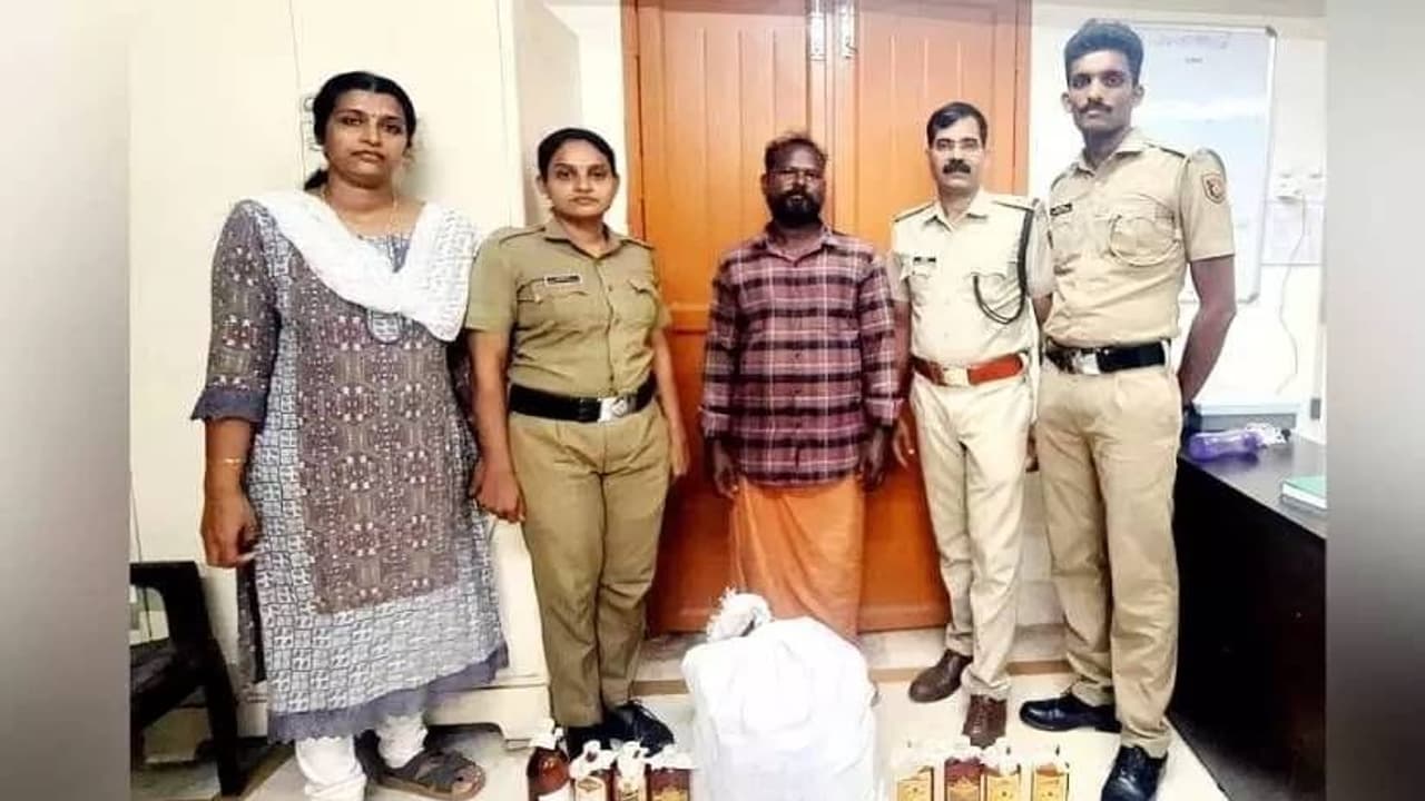 വിൽപനയ്ക്ക് സൂക്ഷിച്ച 27.5 ലിറ്റർ മദ്യവുമായി മദ്ധ്യവയസ്കൻ എക്സൈസിന്റെ പിടിയിലായി വിൽപനയ്ക്ക് സൂക്ഷിച്ച 27.5 ലിറ്റർ മദ്യവുമായി മദ്ധ്യവയസ്കൻ എക്സൈസിന്റെ പിടിയിലായി