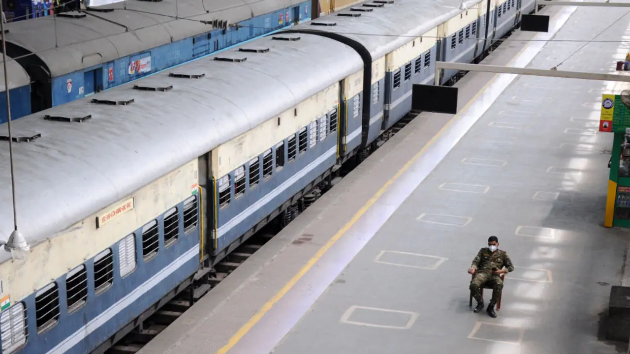 రైల్వే ప్లాట్ ఫాంపై ఎల్లో లైన్ ఎందుకు ఉంటుందో తెలుసా? ఇది దాటితే ప్రమాదమే రైల్వే ప్లాట్ ఫాంపై ఎల్లో లైన్ ఎందుకు ఉంటుందో తెలుసా? ఇది దాటితే ప్రమాదమే