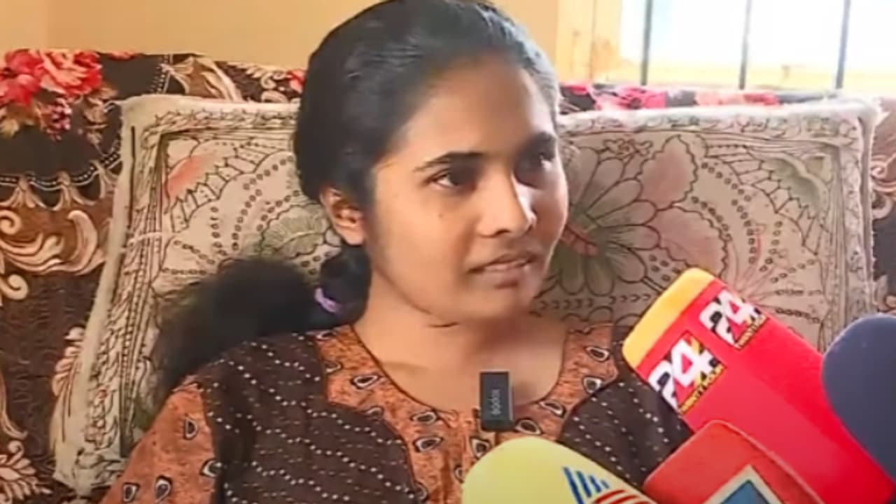 'ഇതൊക്കെ കാണാൻ എന്റെ ഇച്ചായനില്ലല്ലോ, വയനാട്ടില് തുടരാനാണ് ആഗ്രഹം': സർക്കാർ ജോലിയെ കുറിച്ച് ശ്രുതി 'ഇതൊക്കെ കാണാൻ എന്റെ ഇച്ചായനില്ലല്ലോ, വയനാട്ടില് തുടരാനാണ് ആഗ്രഹം': സർക്കാർ ജോലിയെ കുറിച്ച് ശ്രുതി