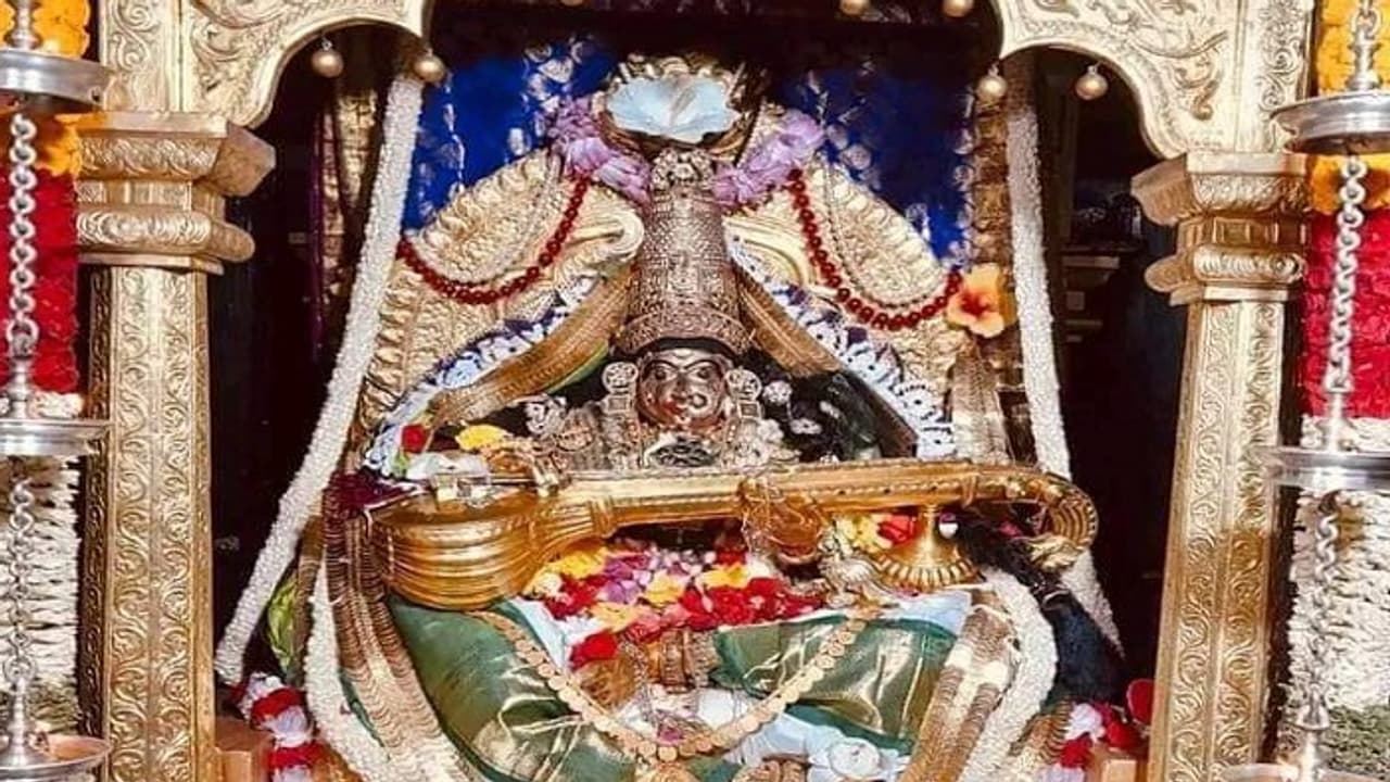 ಚಿಕ್ಕಮಗಳೂರು: ಶೃಂಗೇರಿ, ಹೊರನಾಡಿನಲ್ಲಿ ಶರನ್ನವರಾತ್ರಿಗೆ ಚಾಲನೆ, ದೇವಿ ದರ್ಶನ ಪಡೆದ ಭಕ್ತರು!