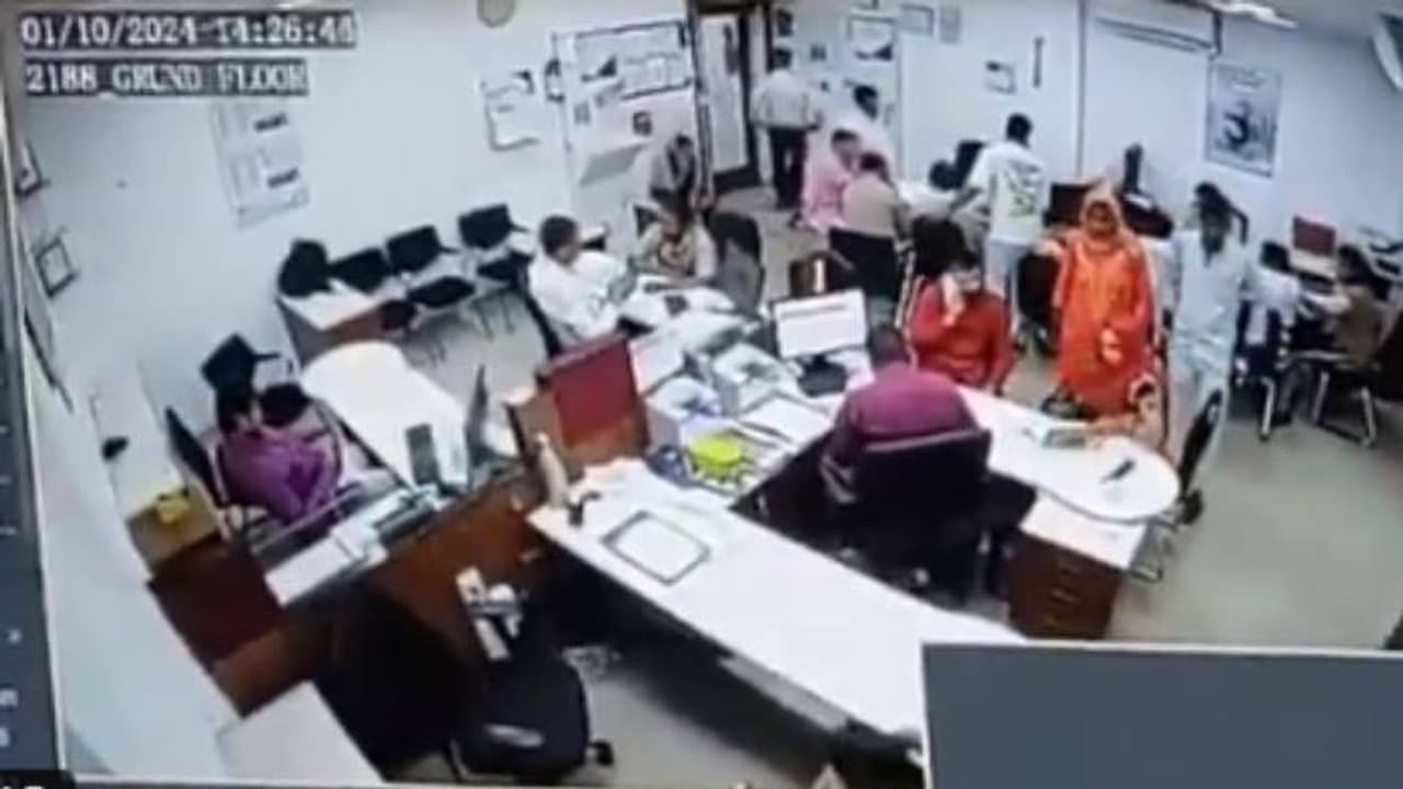 തോക്കും ആത്മഹത്യാക്കുറിപ്പുമായി ബാങ്കിലെത്തി, മാനേജരെ ഭീഷണിപ്പെടുത്തി, 40 ലക്ഷവുമായി കടന്നു