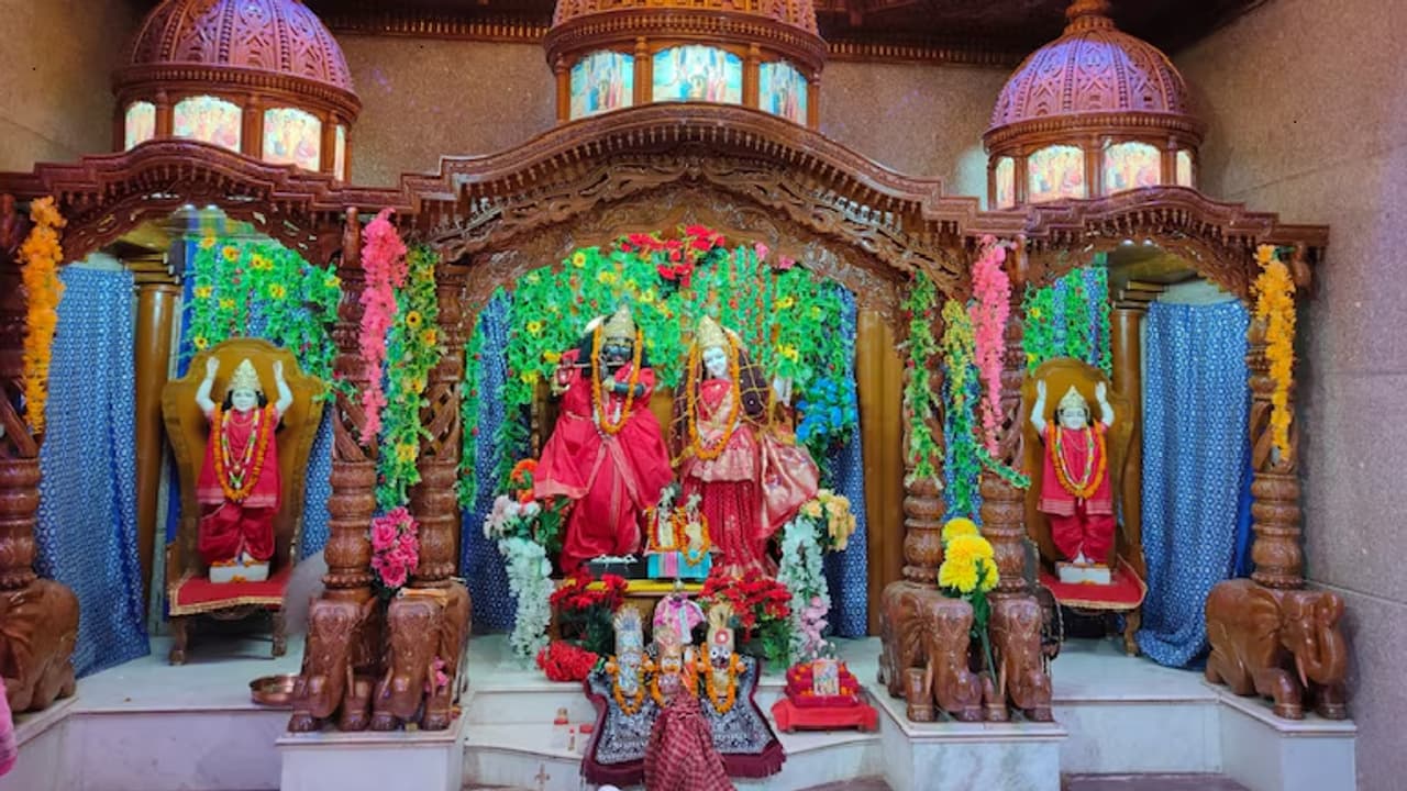 ದೇವರ ಮೂರ್ತಿ ಕದ್ದು ನಿದ್ದೆ ಬಿಟ್ಟ ಕಳ್ಳ, ಮನೆಯವರ ಅನಾರೋಗ್ಯಕ್ಕೆ ಬೆದರಿ, ಕ್ಷಮಾಪಣೆ ಪತ್ರದೊಂದಿಗೆ ವಾಪಸು ತಂದಿಟ್ಟ! ದೇವರ ಮೂರ್ತಿ ಕದ್ದು ನಿದ್ದೆ ಬಿಟ್ಟ ಕಳ್ಳ, ಮನೆಯವರ ಅನಾರೋಗ್ಯಕ್ಕೆ ಬೆದರಿ, ಕ್ಷಮಾಪಣೆ ಪತ್ರದೊಂದಿಗೆ ವಾಪಸು ತಂದಿಟ್ಟ!