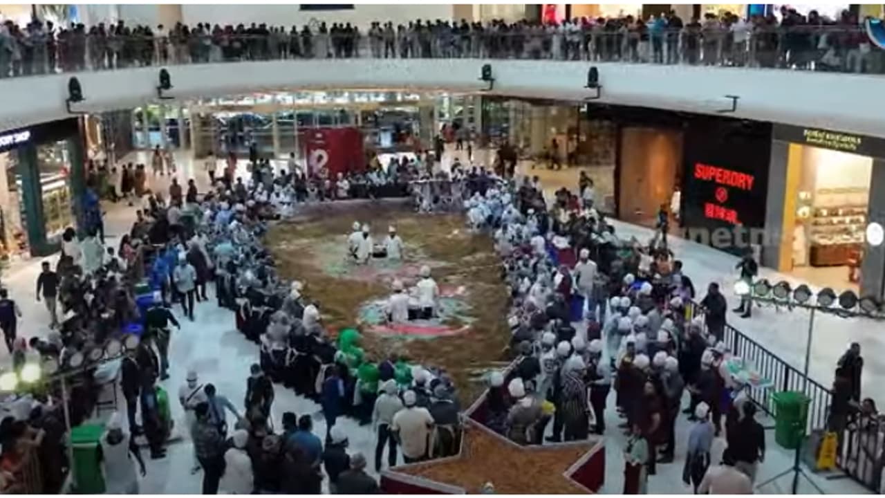 തിരുവനന്തപുരത്ത് ഇങ്ങനെയൊരു കാഴ്ച ഇതാദ്യം, ലുലുമാളിലെത്തിയവർക്കെല്ലാം ആഘോഷം! അത്രമേൽ വലിയ 'കേക്ക് മിക്സിംഗ്'