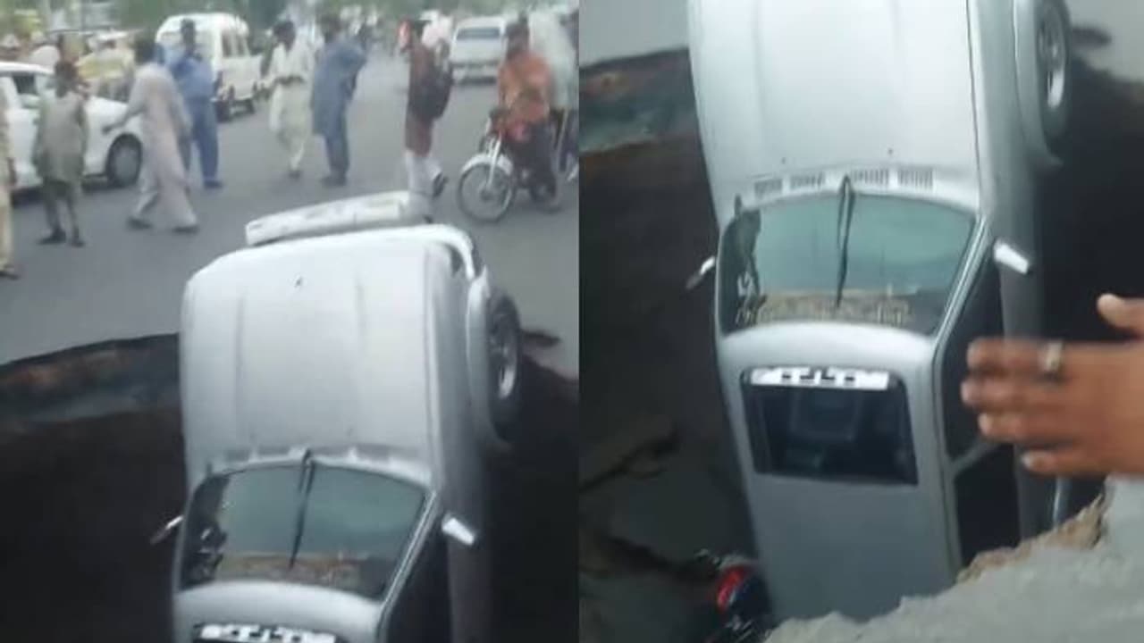 നടുക്കുന്ന വീഡിയോ; അപ്രതീക്ഷിതമായി റോഡിൽ ഭീമൻ ​ഗർത്തം, വീണത് മൂന്ന് വാഹനങ്ങൾ, സംഭവം ലാഹോറിൽ