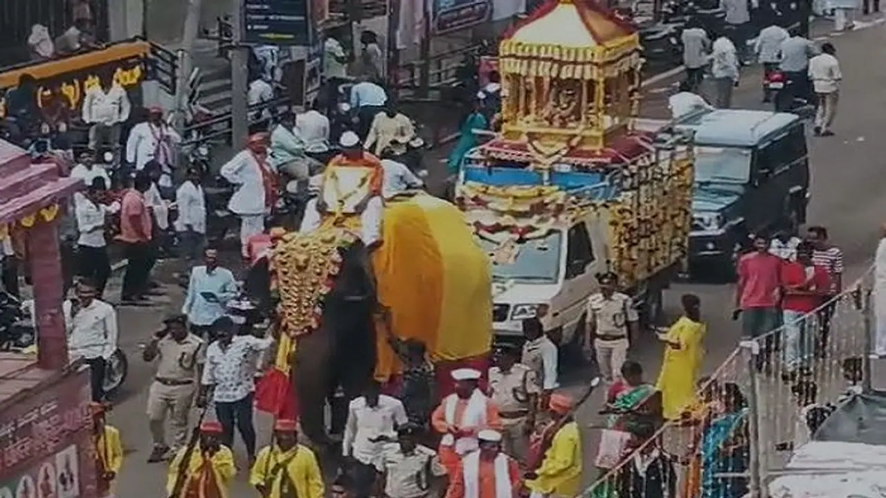 ವಿಜಯಪುರ: ಗುಮ್ಮಟನಗರಿಯಲ್ಲೂ ಮೈಸೂರು ದಸರಾ ಹೋಲುವ ಜಂಬುಸವಾರಿ ಮೆರವಣಿಗೆ! ವಿಜಯಪುರ: ಗುಮ್ಮಟನಗರಿಯಲ್ಲೂ ಮೈಸೂರು ದಸರಾ ಹೋಲುವ ಜಂಬುಸವಾರಿ ಮೆರವಣಿಗೆ!