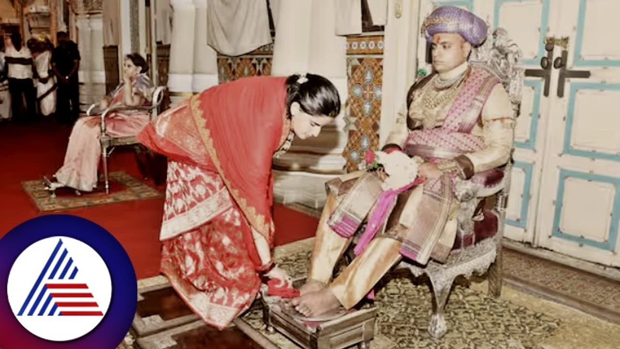 ಮೈಸೂರು ದಸರಾ: ಅರಮನೆಯಲ್ಲಿ ಖಾಸಗಿ ದರ್ಬಾರ್ ಆರಂಭಿಸಿದ ಯದುವೀರ ಒಡೆಯರ್ ಮೈಸೂರು ದಸರಾ: ಅರಮನೆಯಲ್ಲಿ ಖಾಸಗಿ ದರ್ಬಾರ್ ಆರಂಭಿಸಿದ ಯದುವೀರ ಒಡೆಯರ್