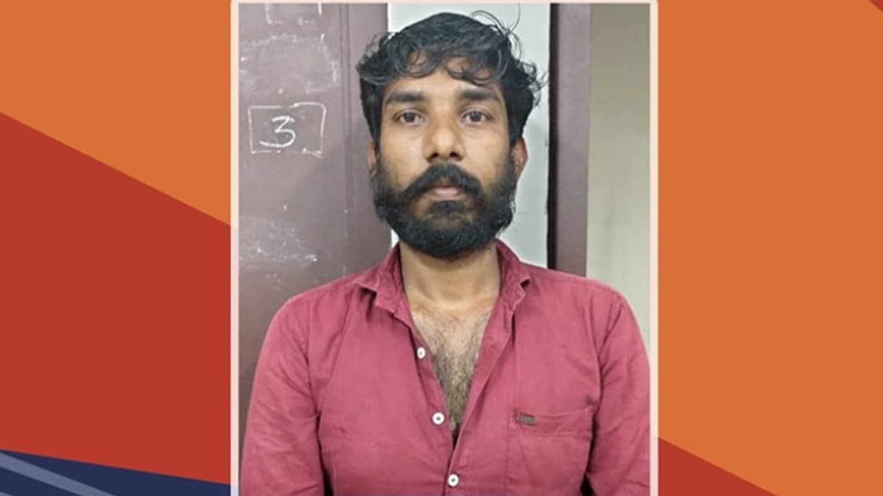 കെഎസ്ആർടിസി ബസിൽ വന്നാൽ ആരുമറിയില്ലെന്ന് കരുതി, പക്ഷേ പൊക്കി; 11 കിലോ ഹാഷിഷ് ഓയിൽ കടത്തിയ കേസിൽ 10 വർഷം തടവ് കെഎസ്ആർടിസി ബസിൽ വന്നാൽ ആരുമറിയില്ലെന്ന് കരുതി, പക്ഷേ പൊക്കി; 11 കിലോ ഹാഷിഷ് ഓയിൽ കടത്തിയ കേസിൽ 10 വർഷം തടവ്