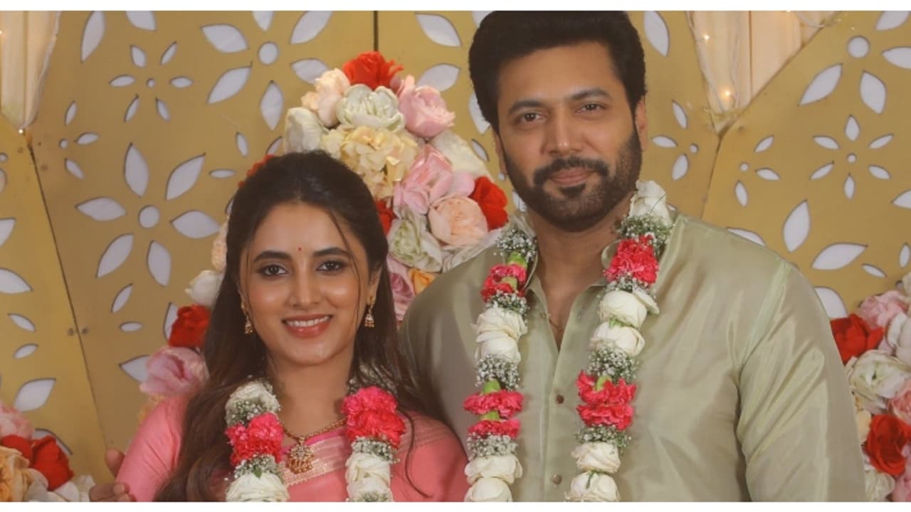 'അതിനിടയിലൂടെ ഇതും': സോഷ്യല് മീഡിയയെ പിടിച്ചുകുലുക്കി ജയം രവി പ്രിയങ്ക ചിത്രം, സത്യം ഇതാണ് ! 'അതിനിടയിലൂടെ ഇതും': സോഷ്യല് മീഡിയയെ പിടിച്ചുകുലുക്കി ജയം രവി പ്രിയങ്ക ചിത്രം, സത്യം ഇതാണ് !