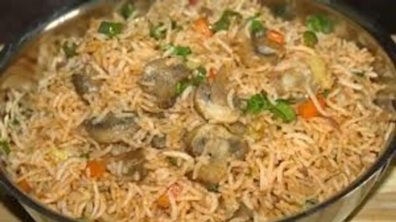 காளான் வாங்குனா இப்படி சாதம் செய்து சாப்பிடுங்க.. சுவை அருமையாக இருக்கும்! காளான் வாங்குனா இப்படி சாதம் செய்து சாப்பிடுங்க.. சுவை அருமையாக இருக்கும்!